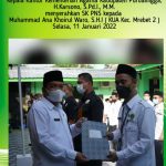 Penyerahan SK PNS oleh Kepala Kantor Kementerian Agama Kab. Purbalingga Ke Muhammad Ana Khoirul Waro, S.H.I