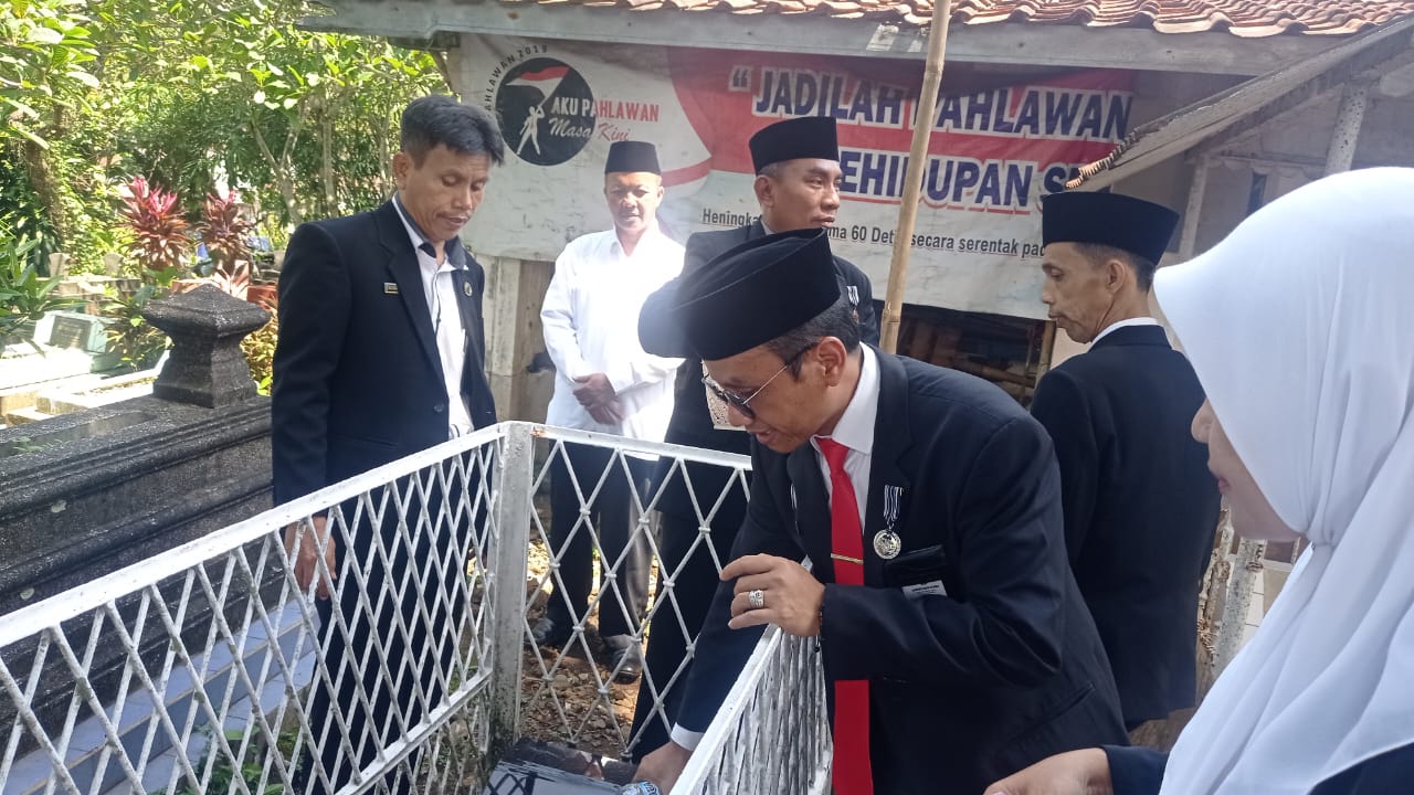 Usai Upacara HAB, Jajaran Kankemenag Purbalingga  Ziarah ke Makam Perintis Kemenag RI