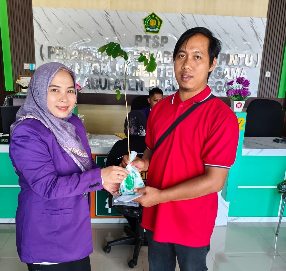 Pengunjung PTSP Kemenag Purbalingga Luqman Dapatkan Bibit Kayu Trembesi