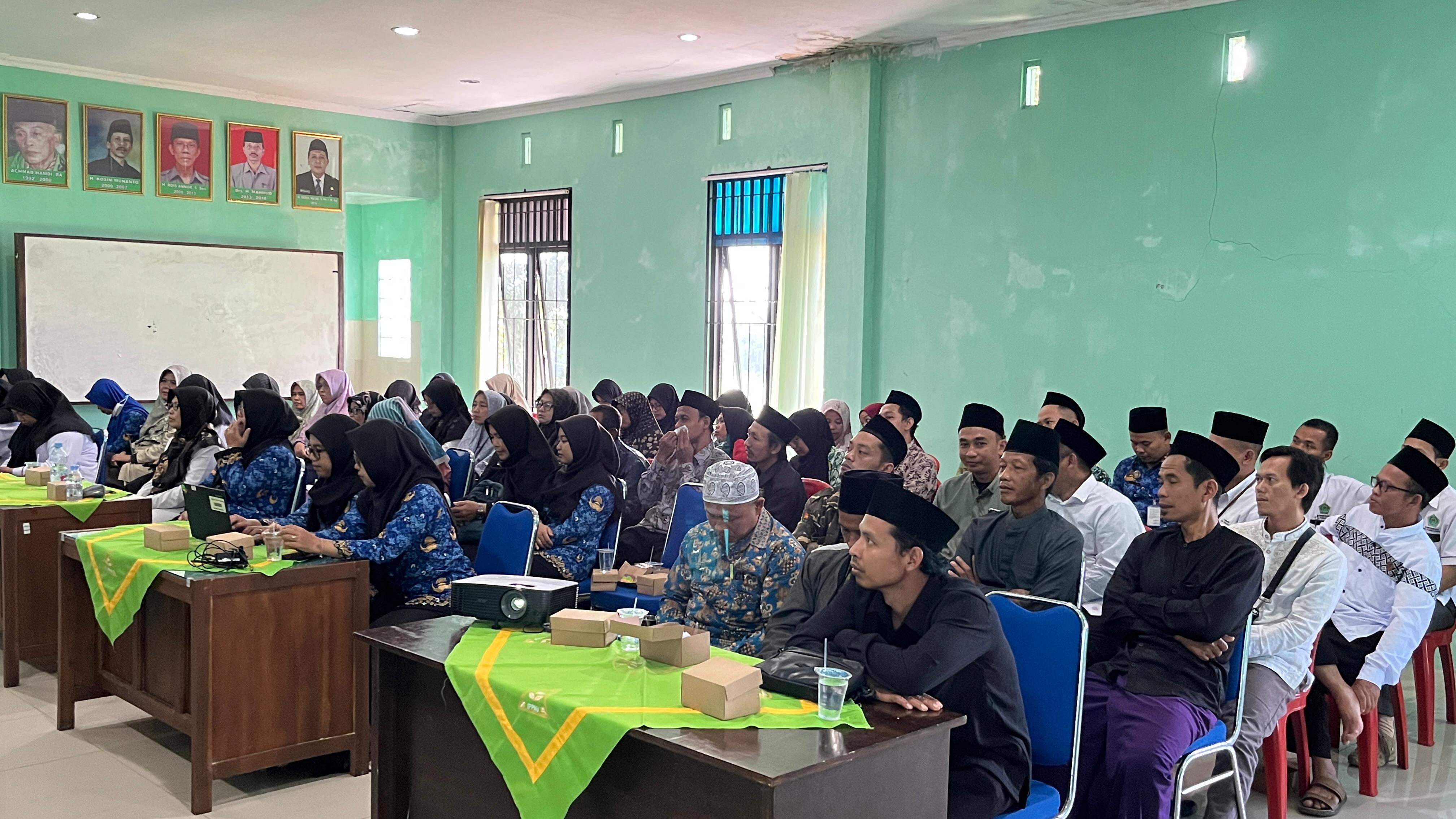 Peserta khidmat mengikuti sosialisasi urab mendoan di Mrebet