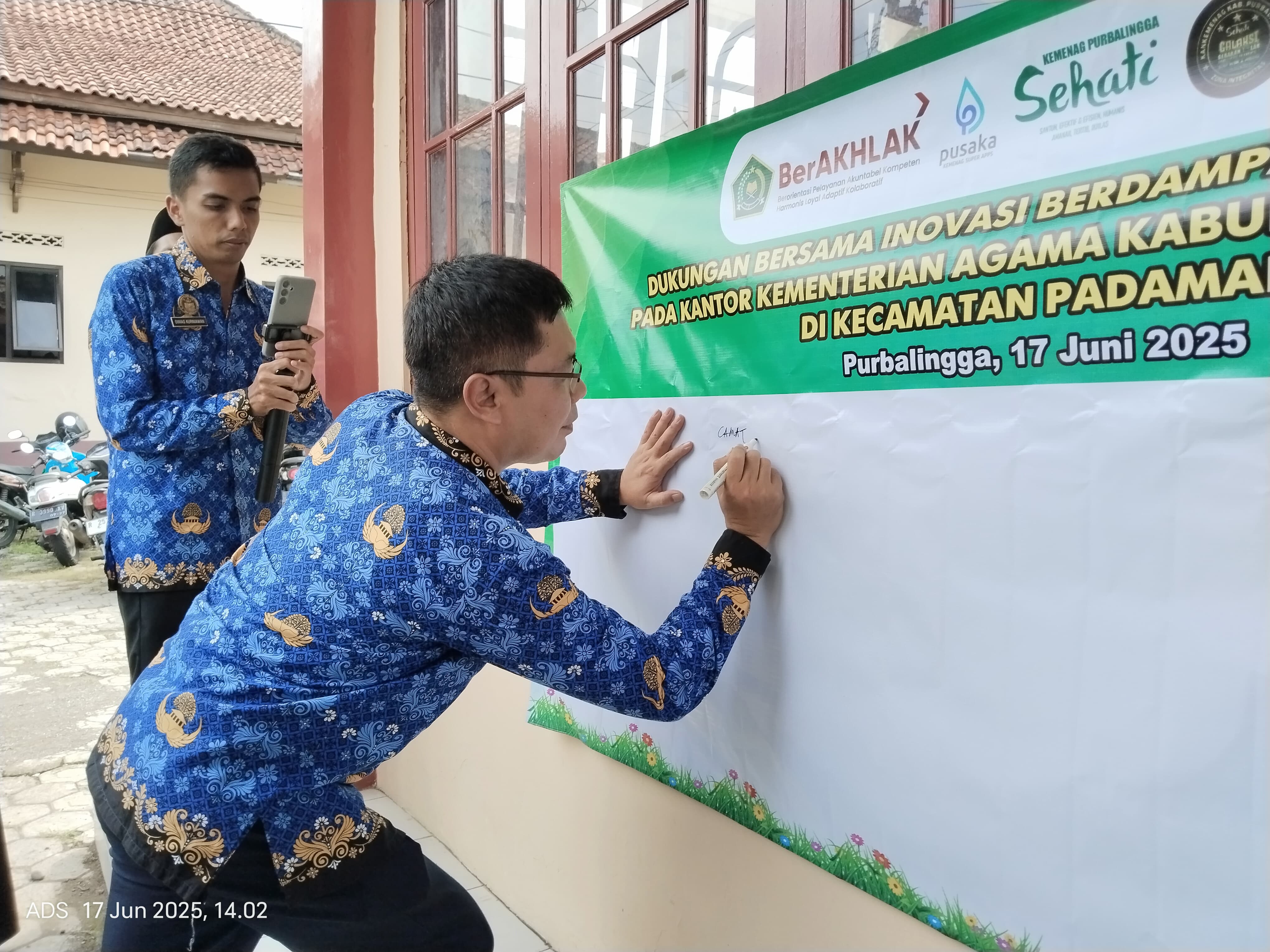 Camat Kutasari Tri Wibowo bubuhkan tanda tangan dukungan bersama kepada Urab Mendoan