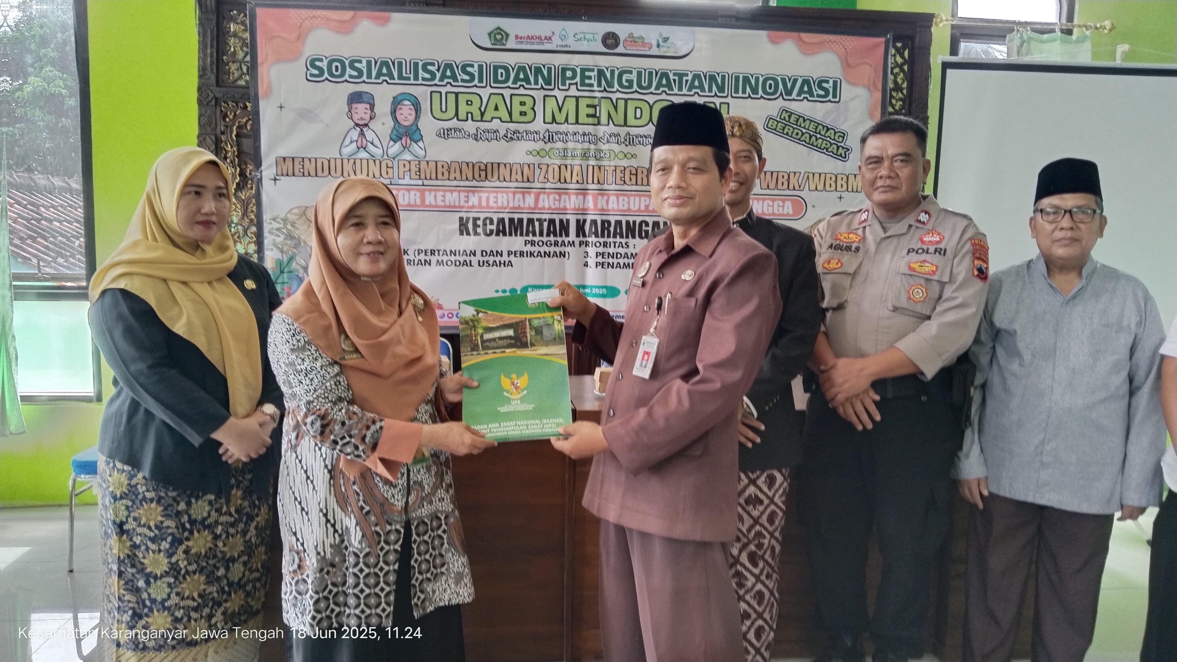 Simbolisasi penyerahan bantuan dari Kankemenag Kabupaten Purbalingga kepada Kepala KUA Kec. Karanganyar
