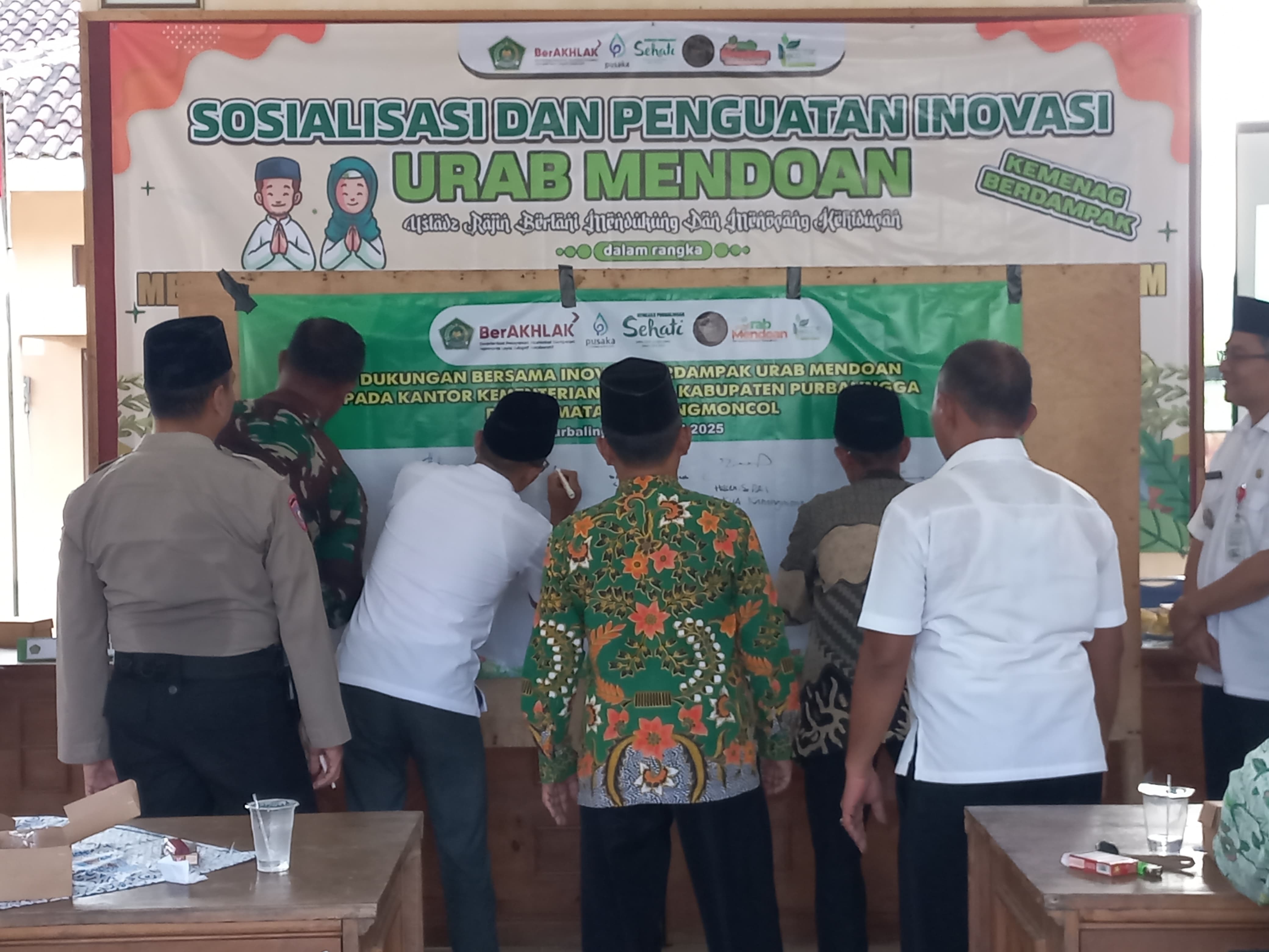 Penandatanganan dukungan Urab Mendoan dari Forkopimcam Kecamatan Karangmoncol