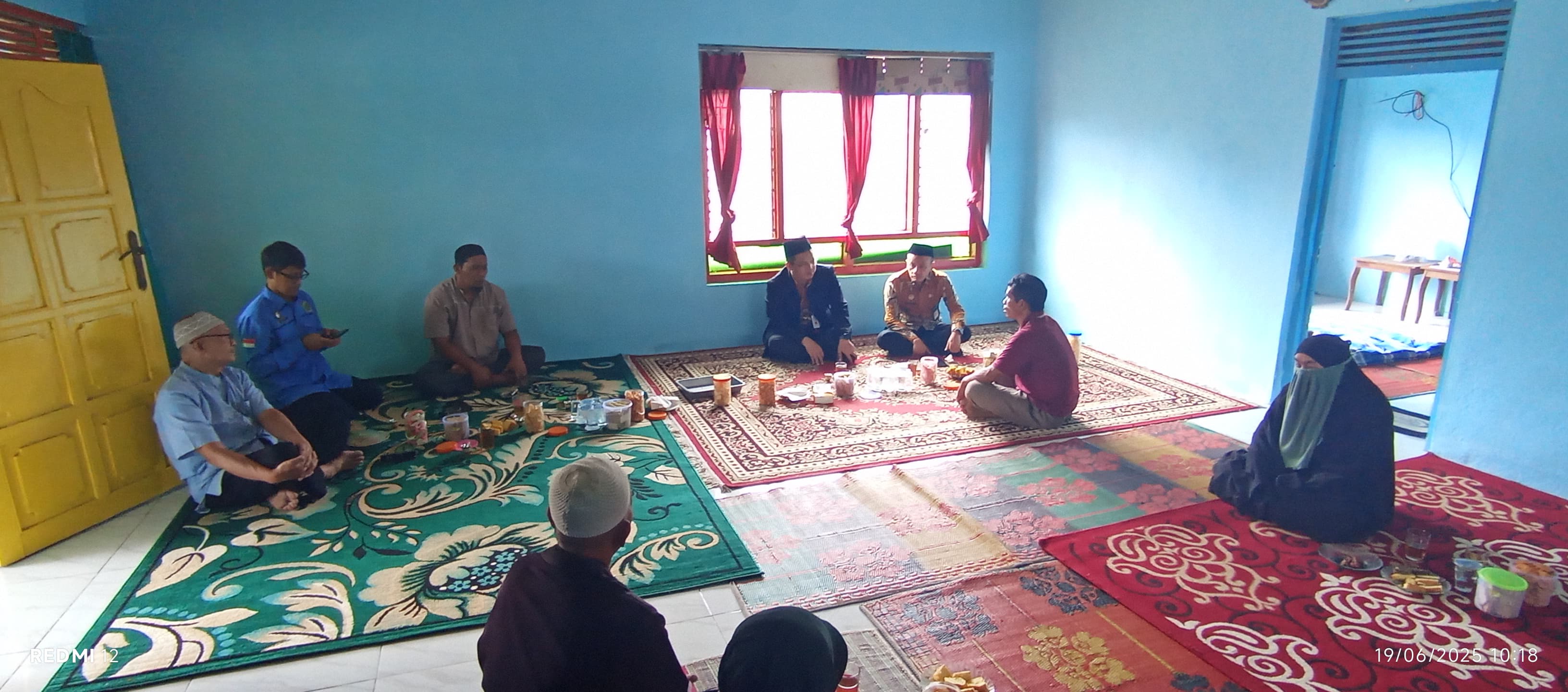 Kakankemenag Purbalingga Zahid Khasani didampingi Plt. Kasubag TU Sudiono takziah ke rumah duka jemaah haji