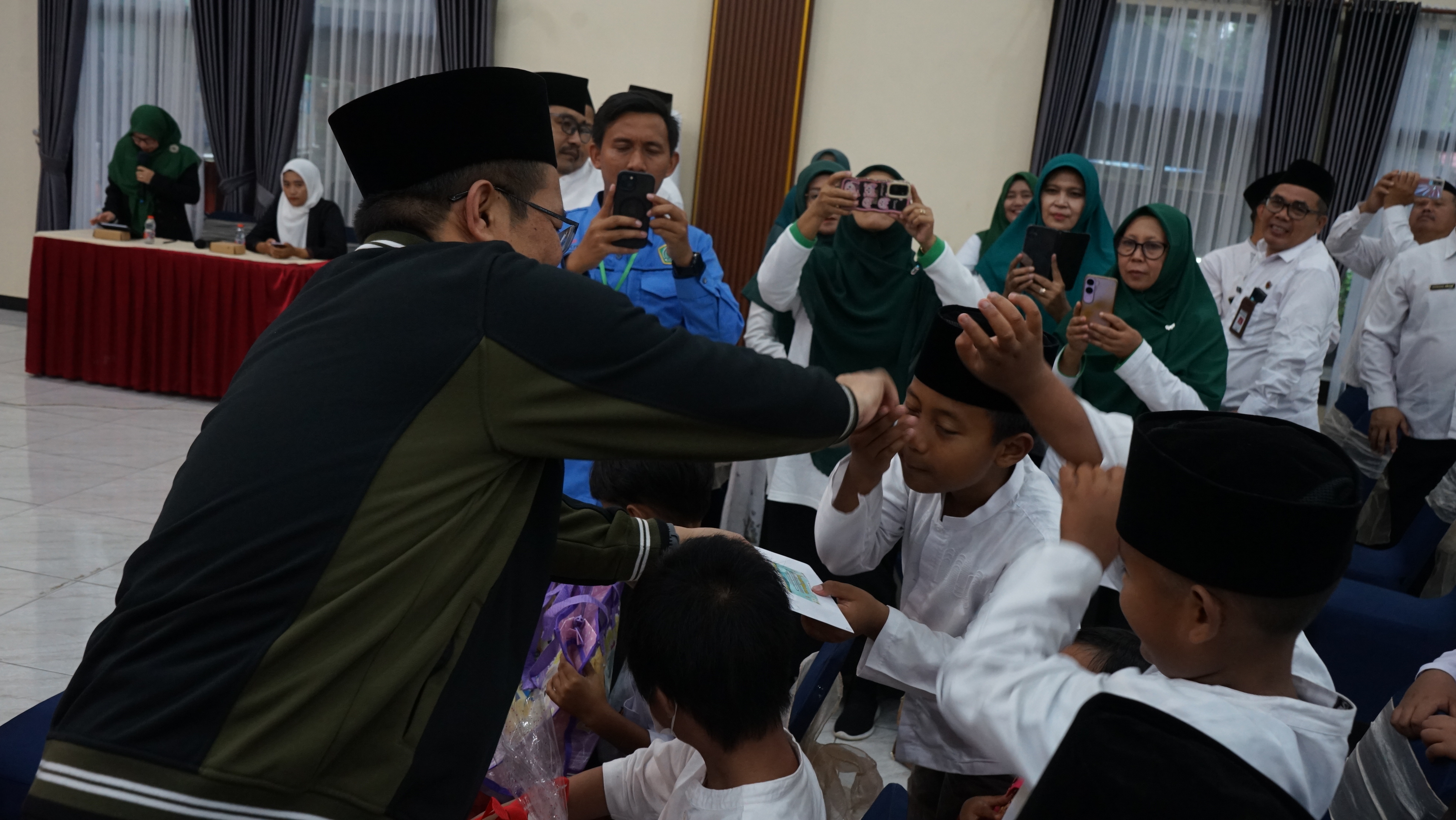 Kepala Kankemenag Purbalingga memberikan paket ke anak yatim dan difabel