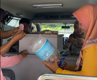 Daftar haji dari tabungan uang receh di galon