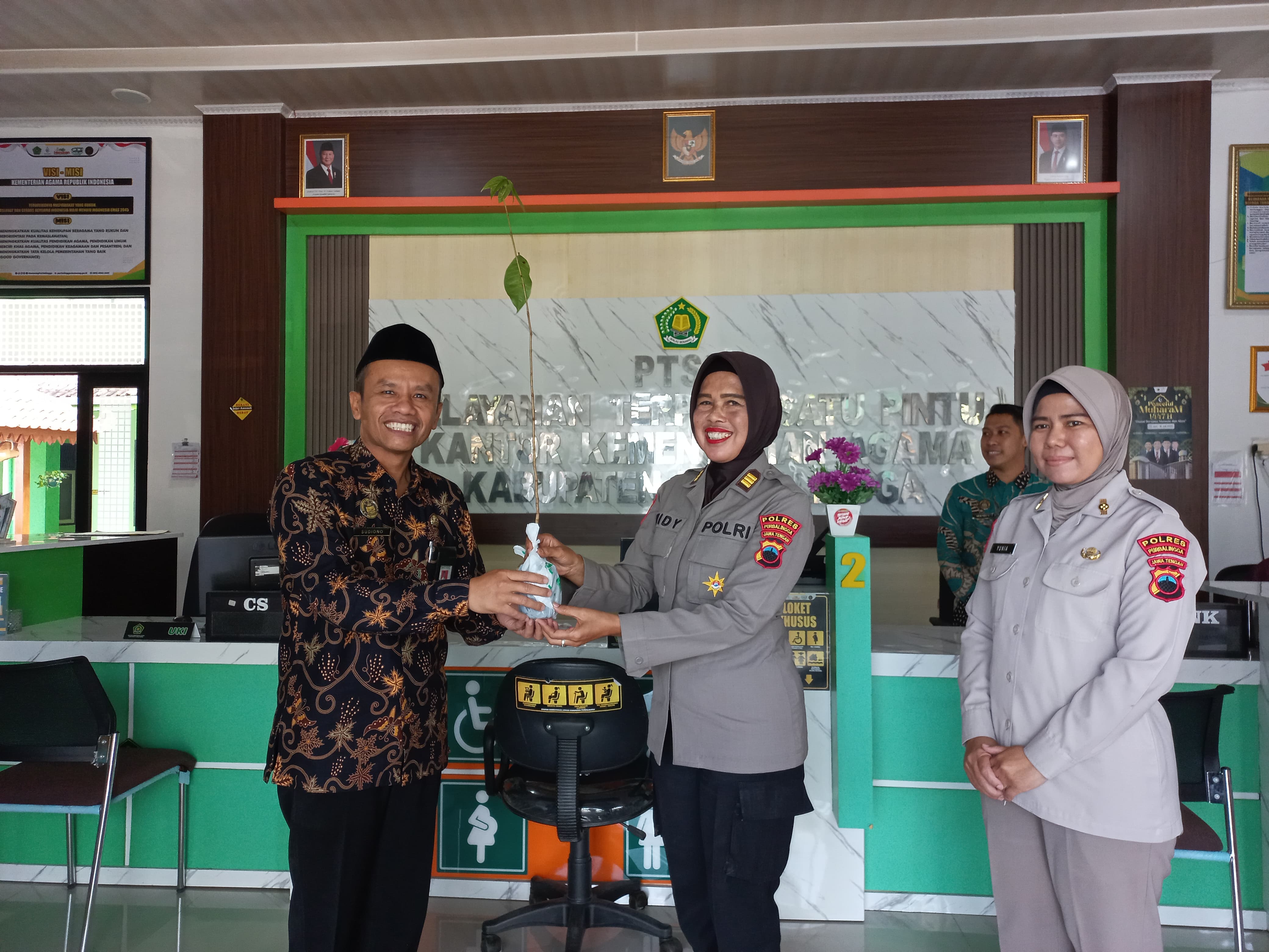 Polres Purbalingga kunjungi Kemenag Purbalingga dapat bibit pohon mahoni