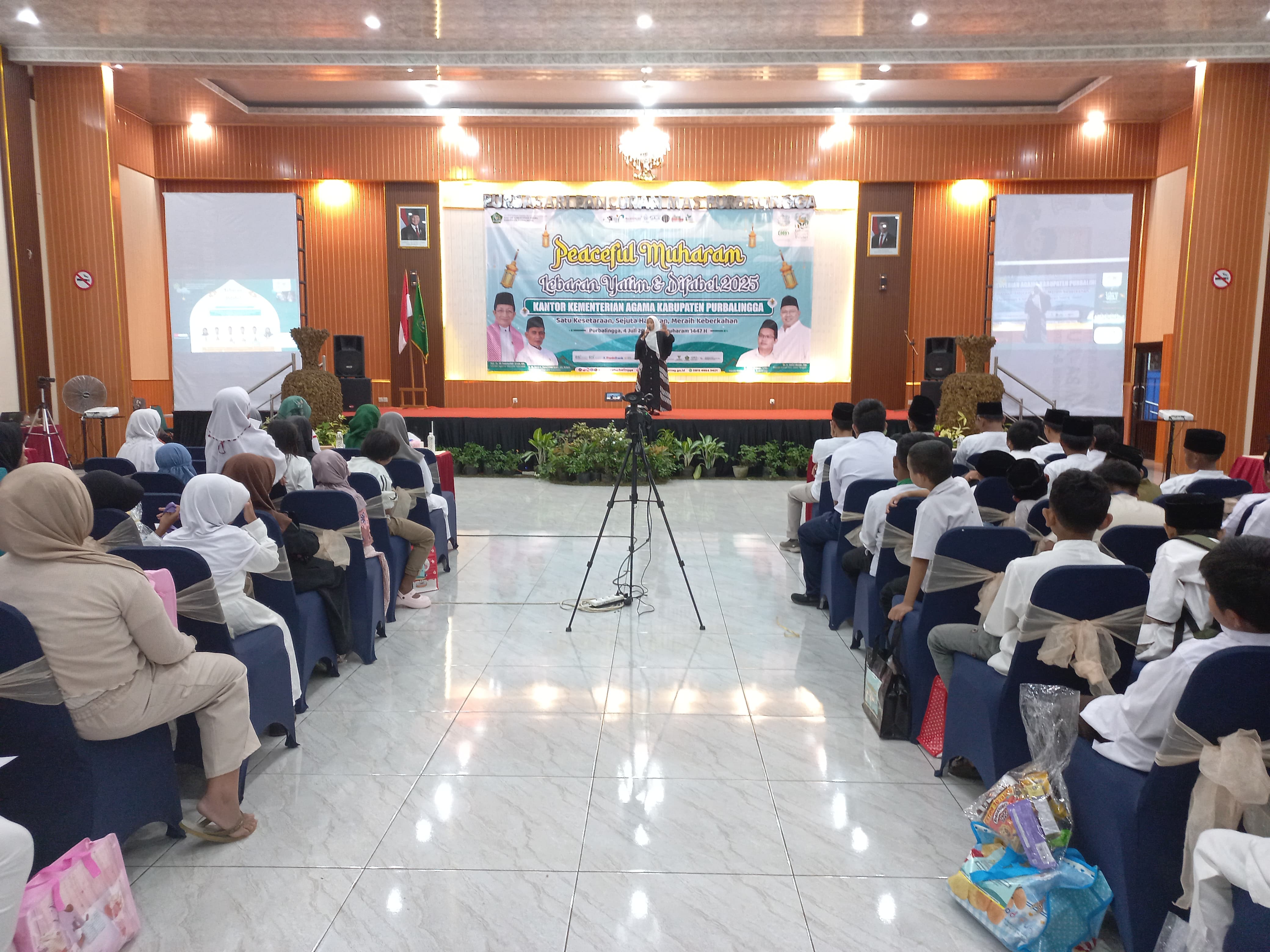 Mendongeng bersama anak yatim dan difabel acara Lebaran Anak Yatim dan Difabel Peaceful Muharram