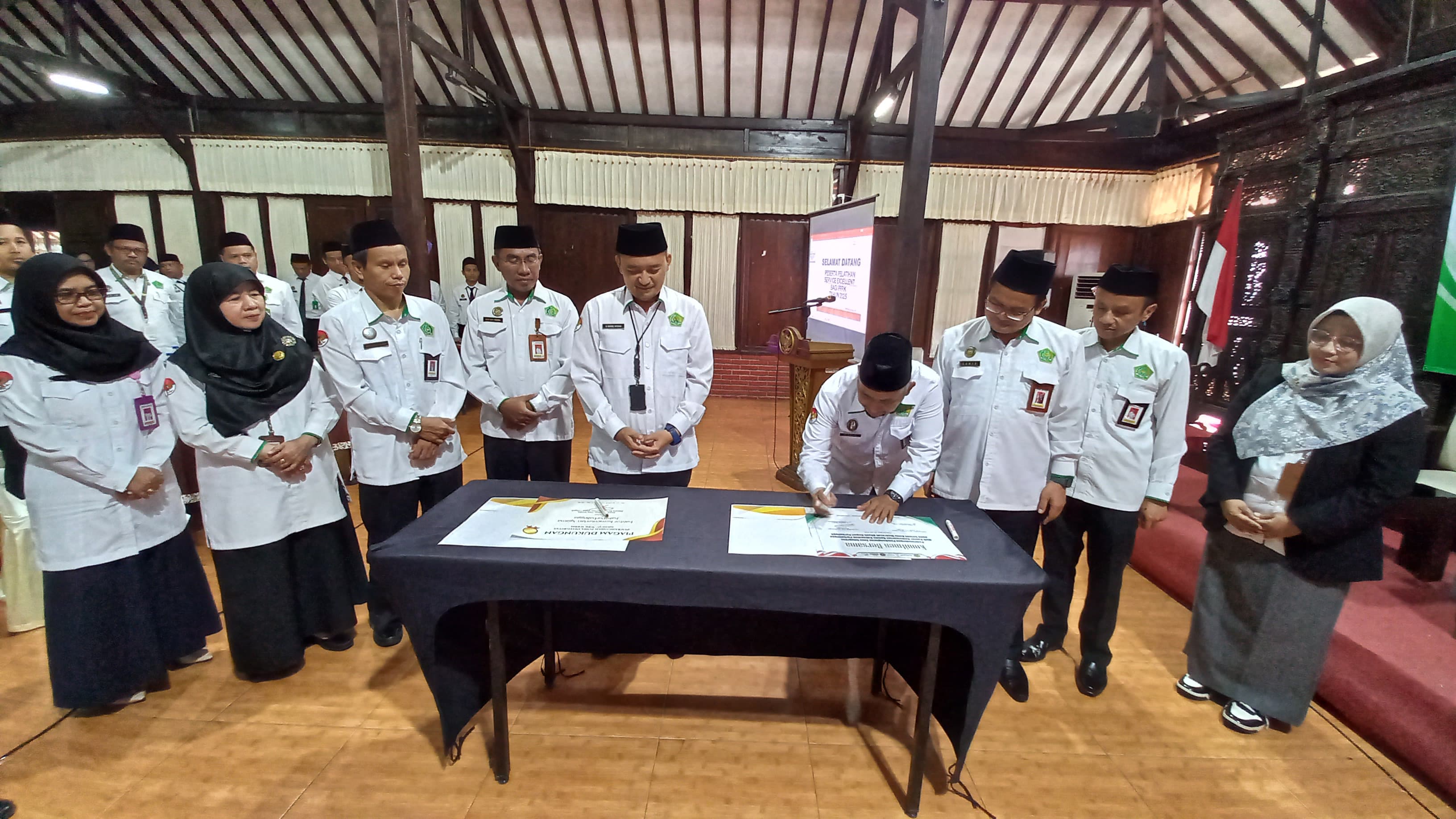 MAN Purbalingga menandatangani pendampingan PZI menuju WBK