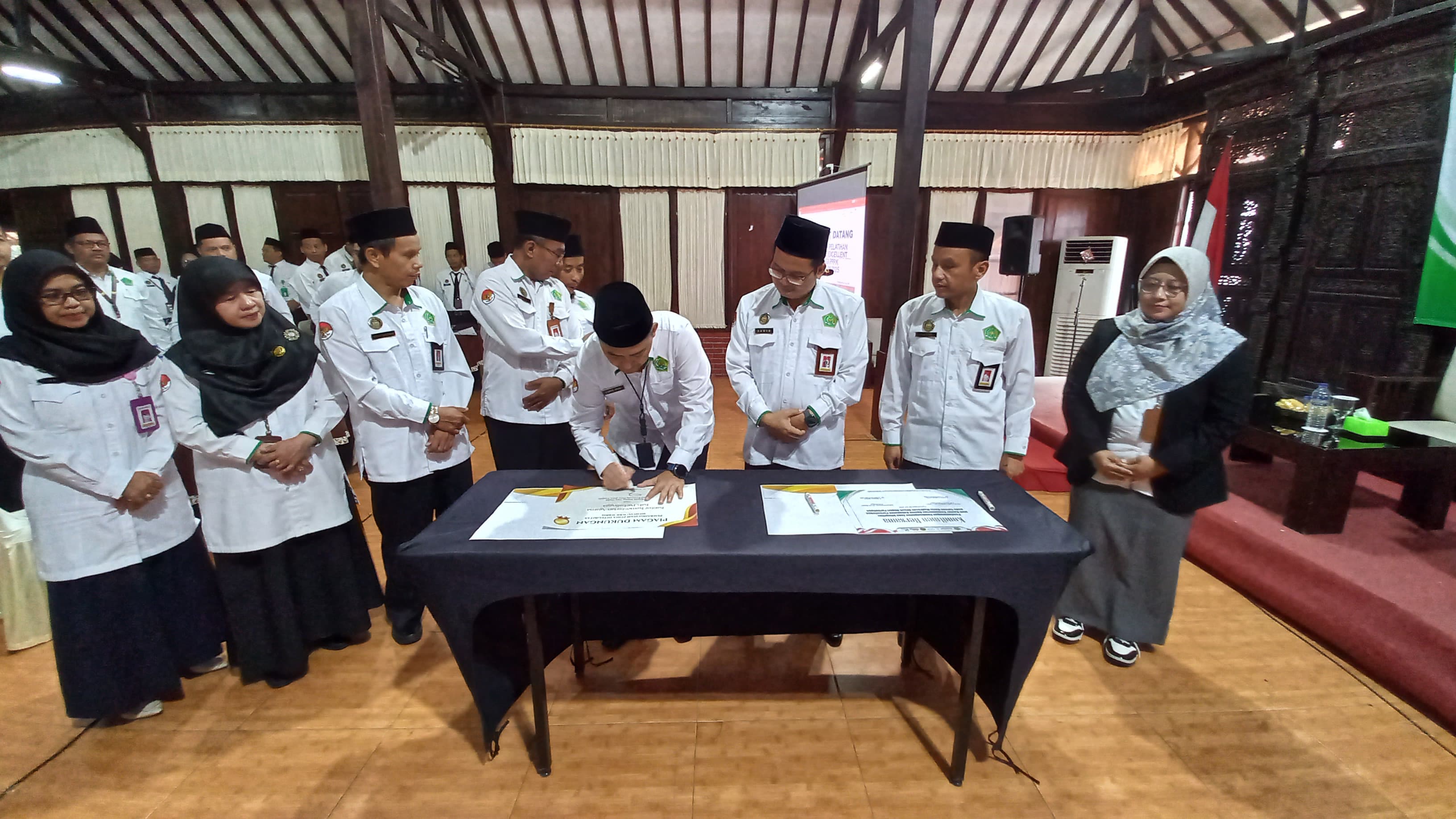Kabag TU Wahid Arbani menandatangani komitmen bersama pembangunan zona integritas