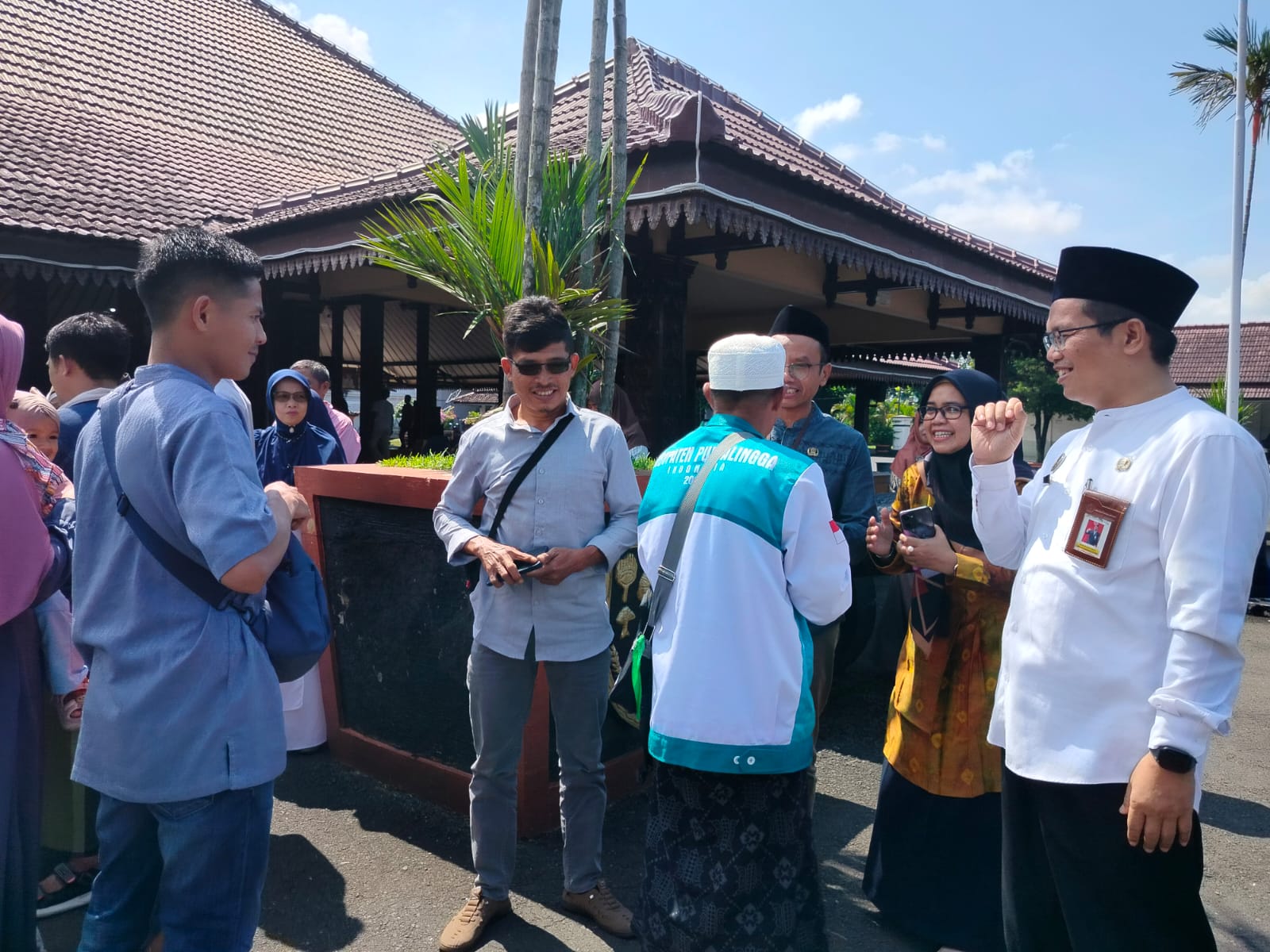 Kepala kantor Kemenag Purbalingga Zahid Khasani menyambut jemaah haji kloter sapu jagat di Pendopo Purbalingga