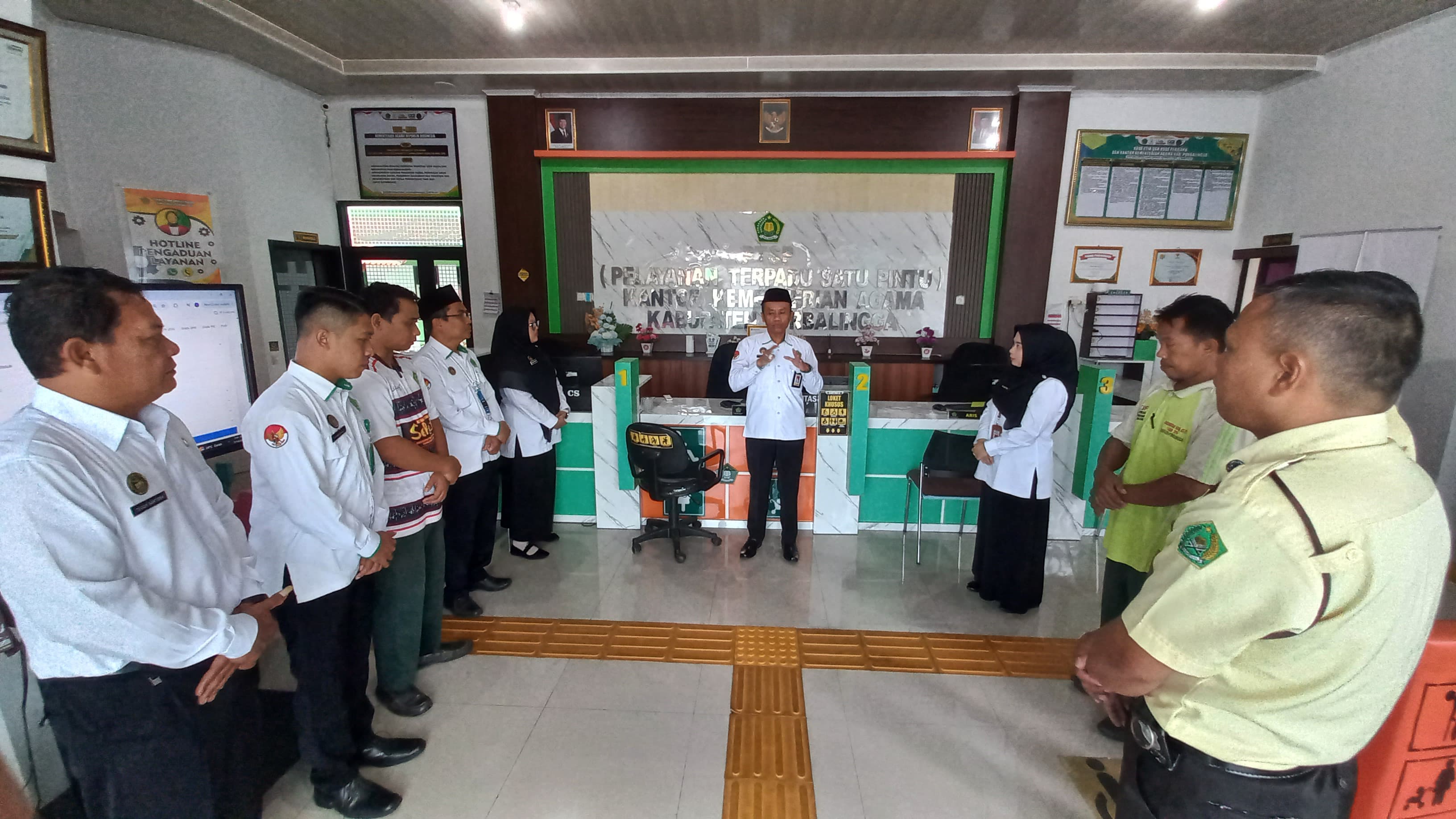 Briefing pagi petugas layanan Kantor Kemenag Purbalingga