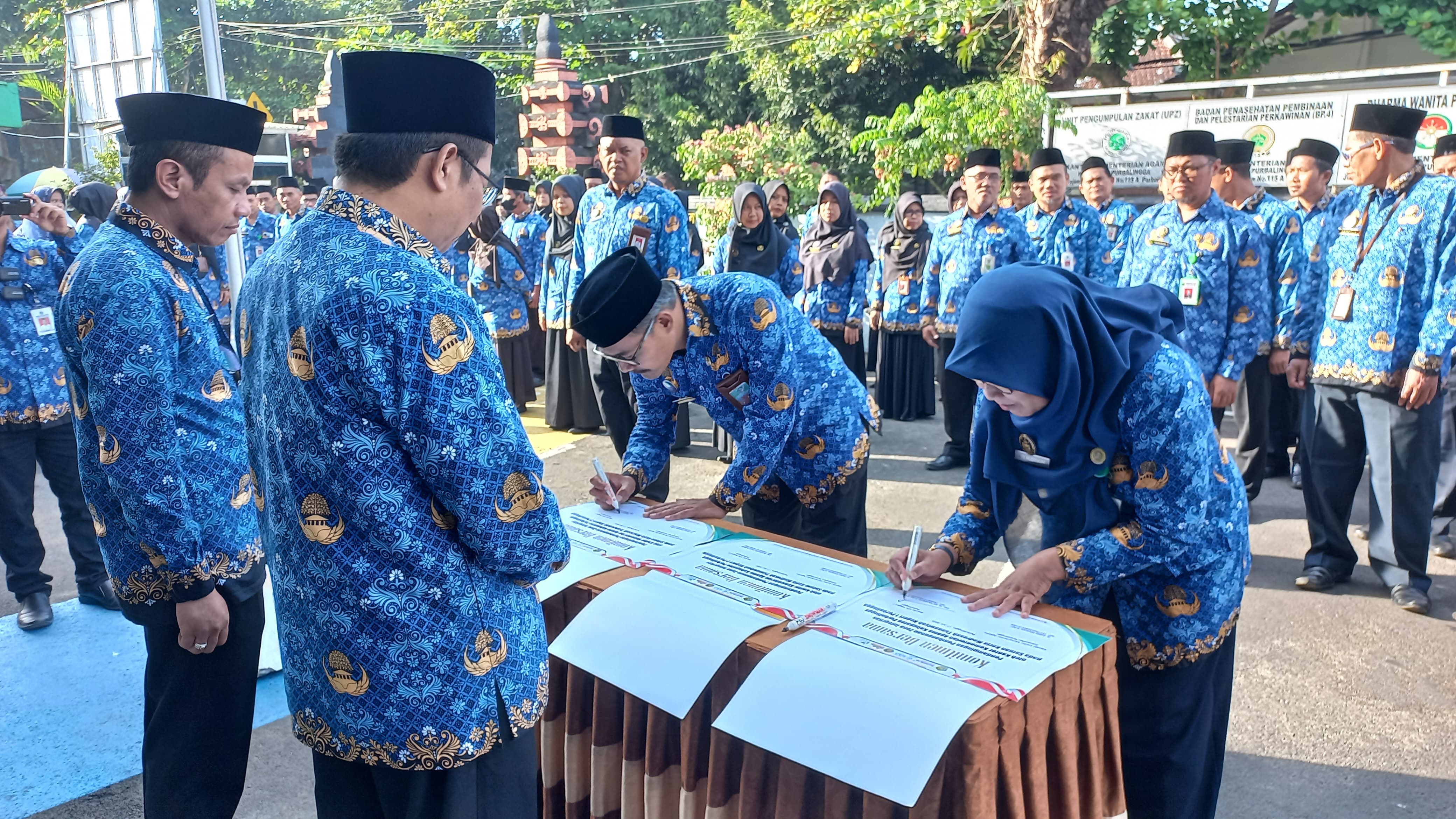 Penandatanganan pendampingan PZI di MTsN Purbalingga oleh Kemenag Purbalingga