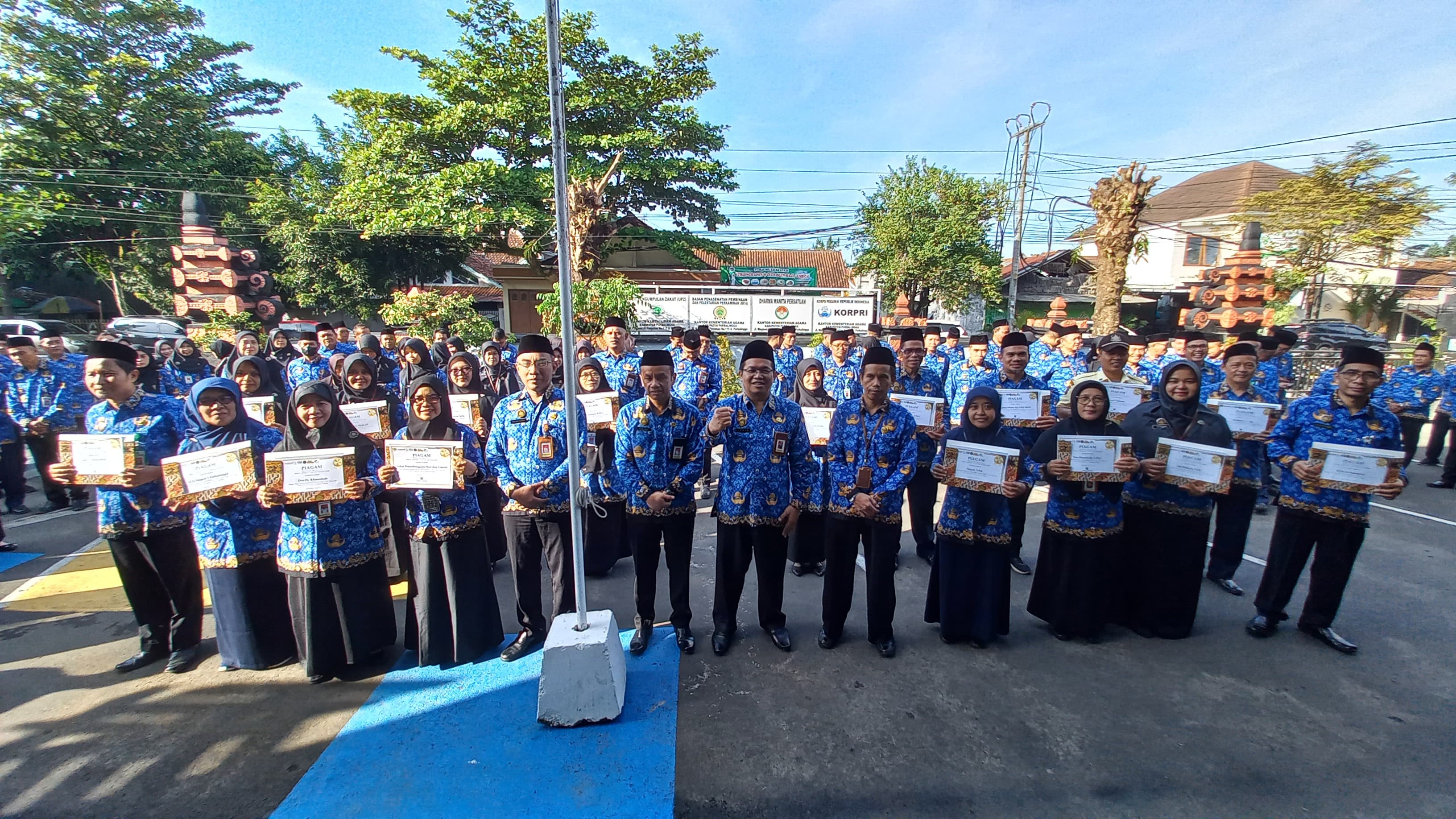 Kemenag Purbalingga memberikan reward kepada satker berprestasi dalam Apel Penghormatan Bendera