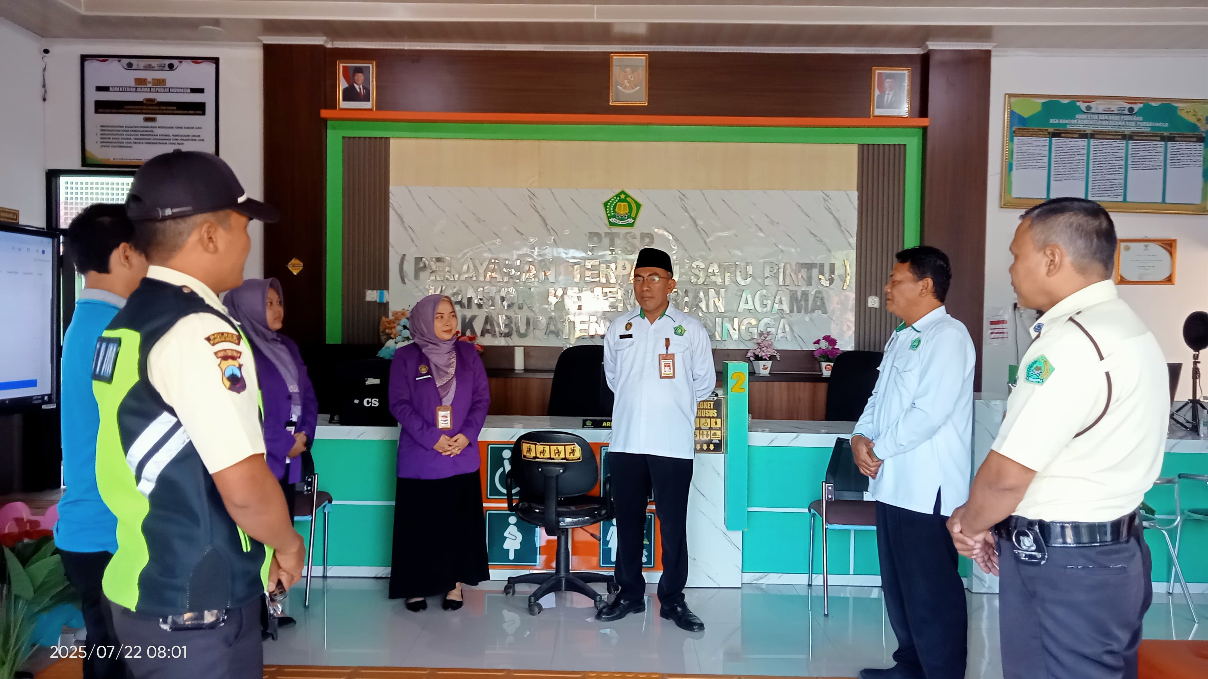 Briefing petugas PTSP