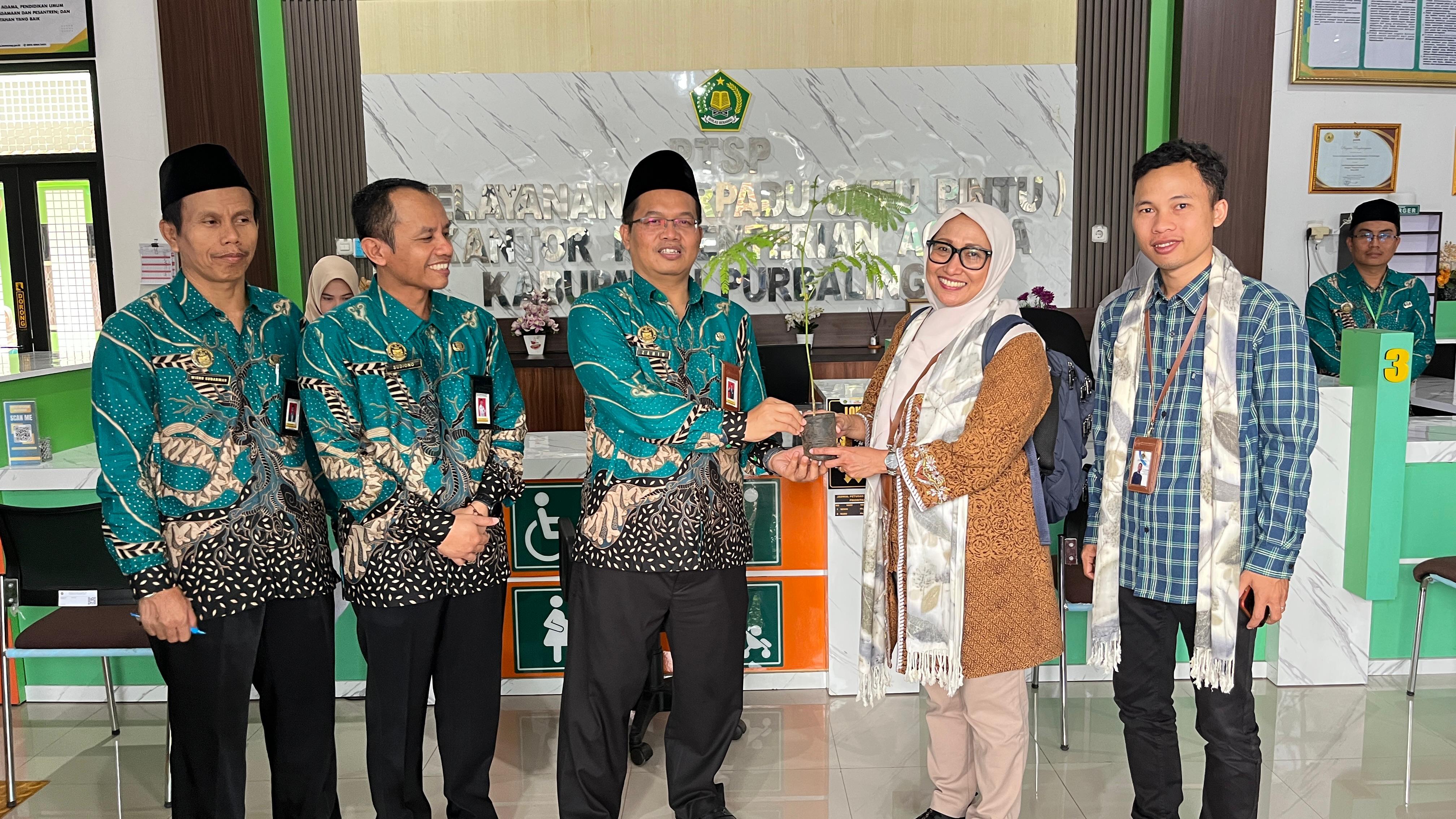 Dukung eco office, Tim Itjen Kemenag RI terima bibit pohon dari Kankemenag Purbalingga