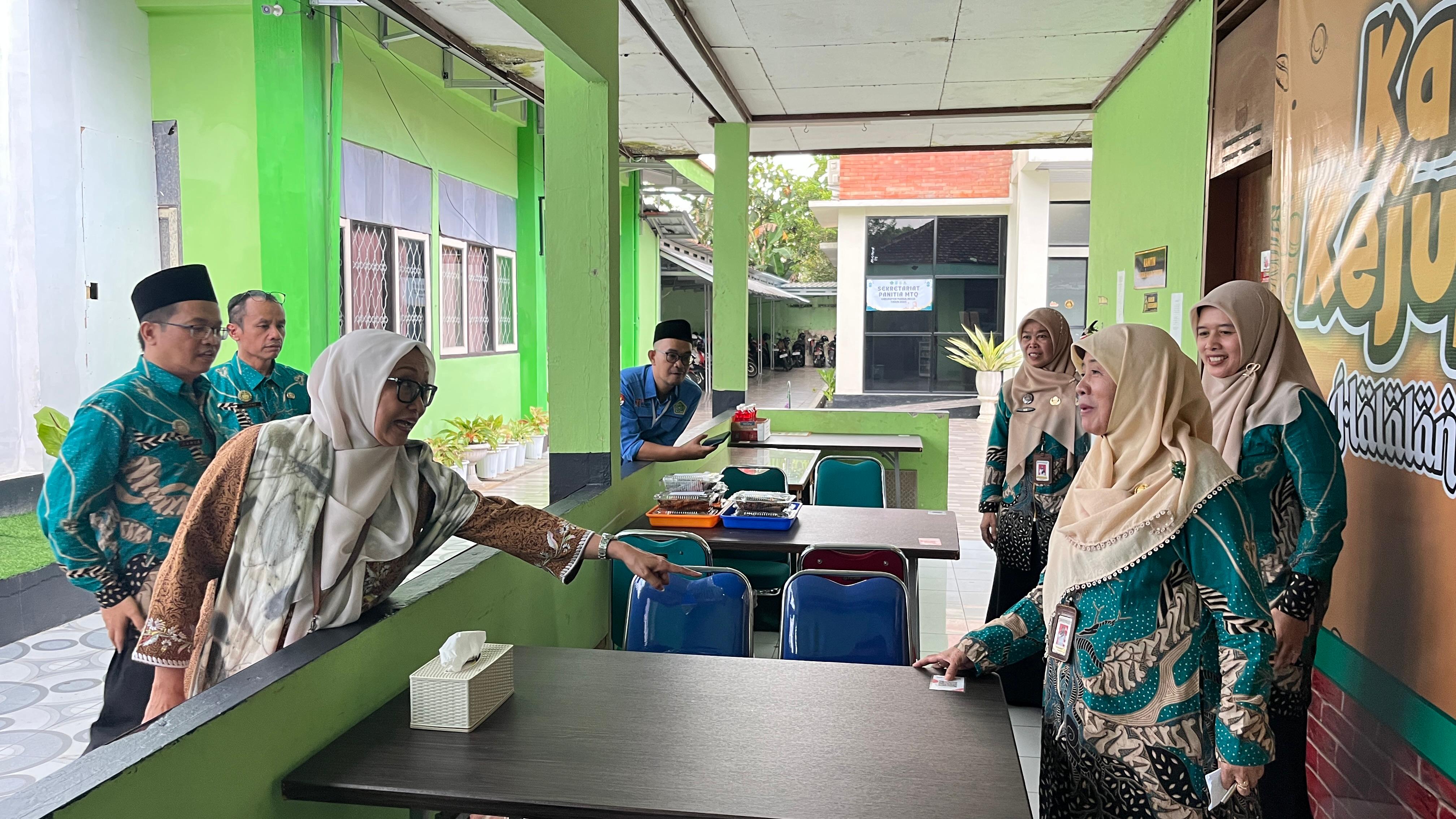 Tim Itjen Kemenag RI kunjungi kantin kejujuran Kemenag Purbalingga