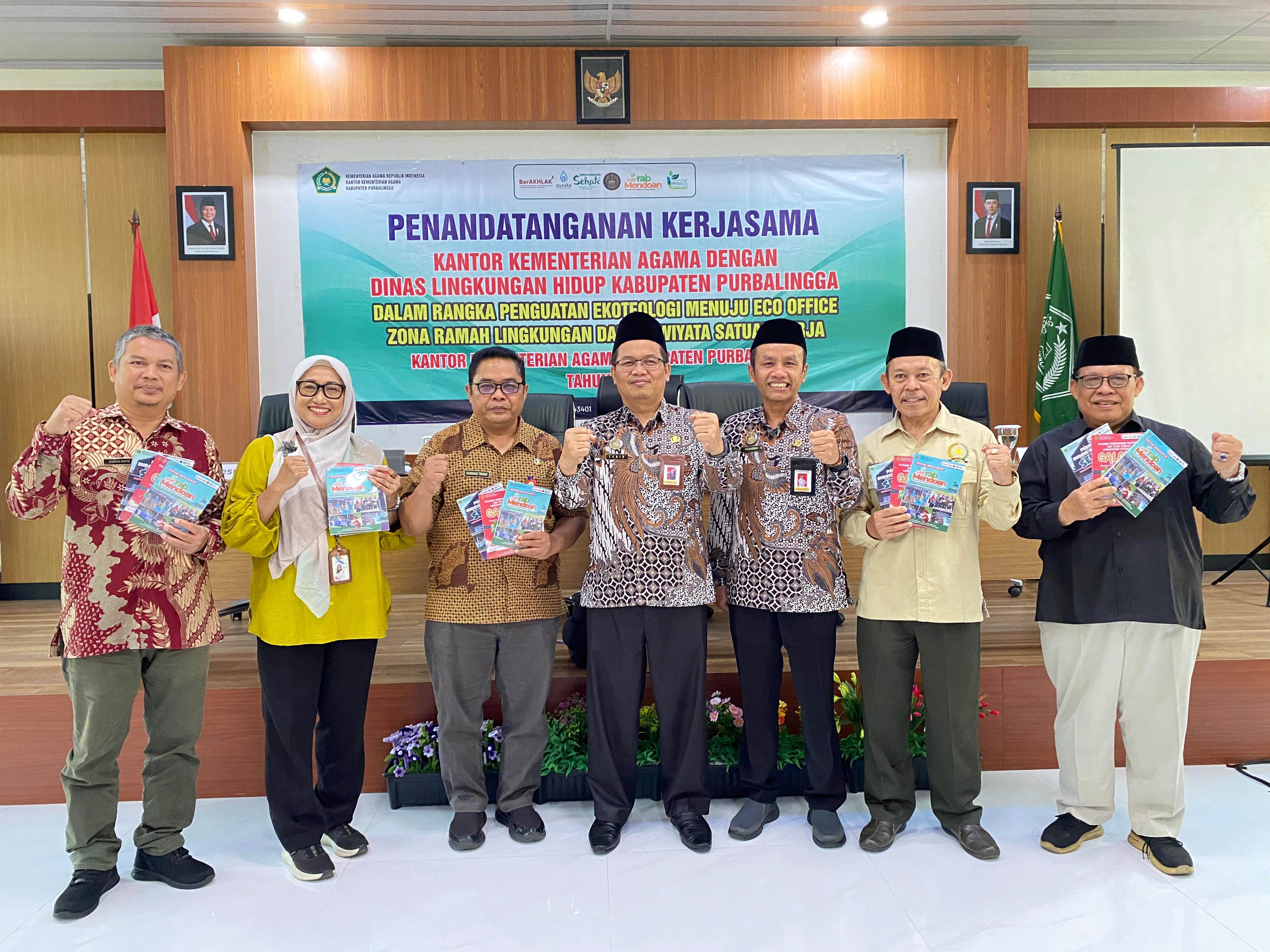 Penyerahan Cinderamata Buku Inovatif,