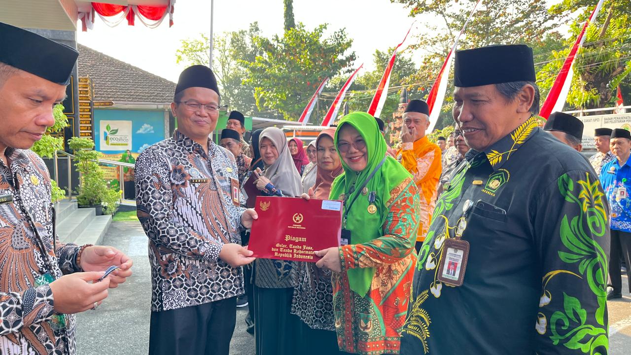 Upacara HUT ke-80 Kemerdekaan RI, 21 PNS Kemenag Purbalingga Terima Penghargaan Satyalancana Karyasatya