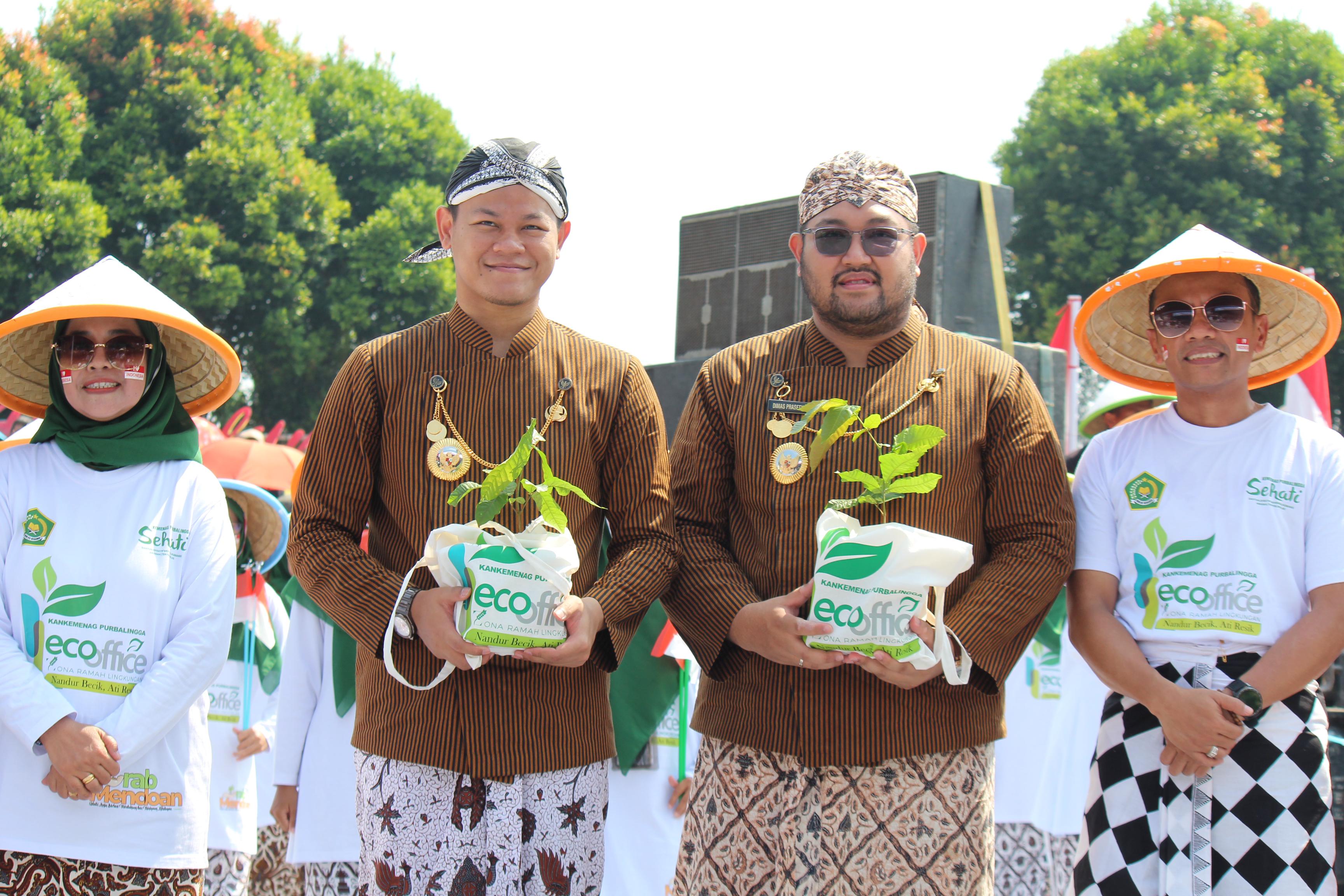 Penyerahan bibit ke bupati dan wabup Purbalingga