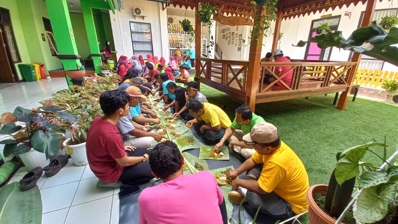 Makan bersama prasmanan beralas daun pisang semarak lomba agustusan
