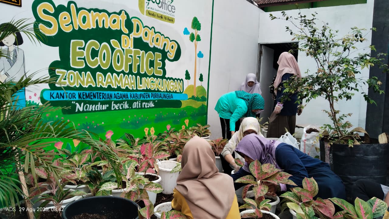 Jumat merawat eco office kantor zona ramah lingkungan