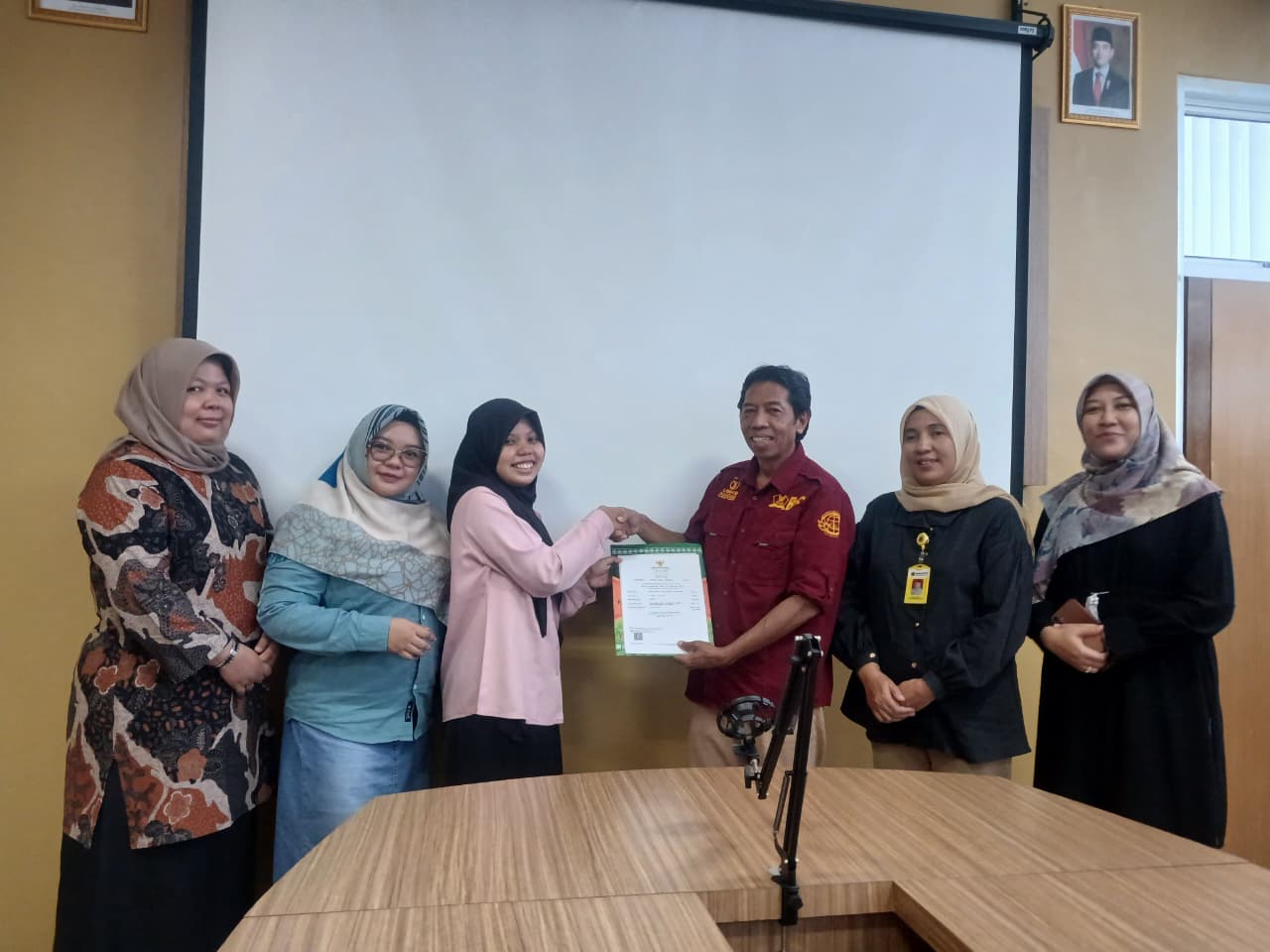 Penyerahan sertifikat halal UMKM