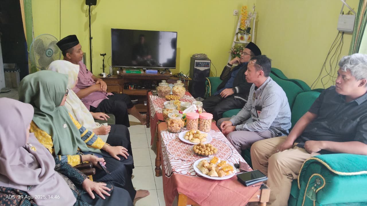 Silaturahmi Kemenag Purbalingga ke kediaman Aminudin purna tugas pengawas PAI