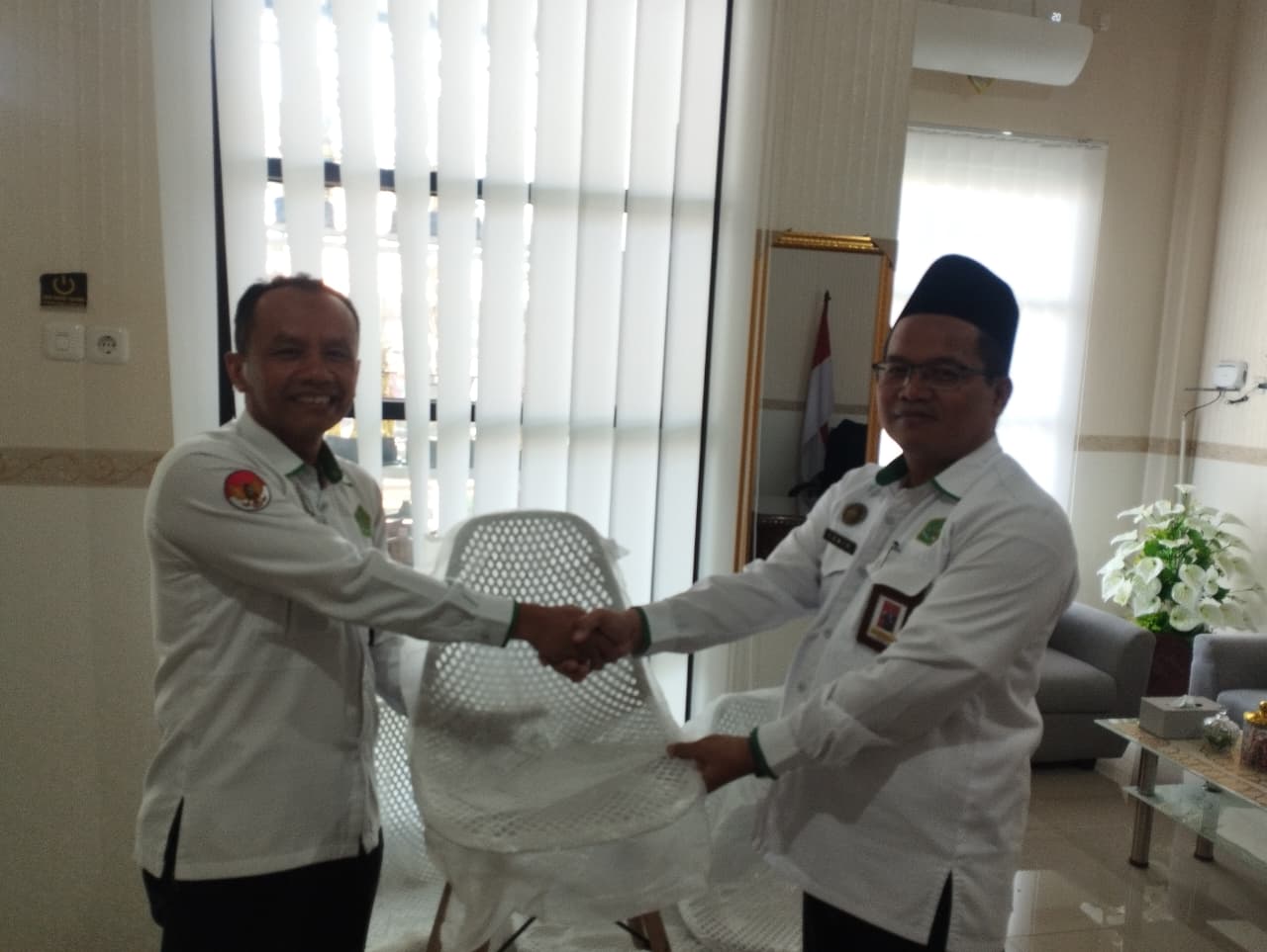 Kepala Kankemenag Purbalingga Hibahkan Kursi untuk Ruang Pelayanan Konsultasi