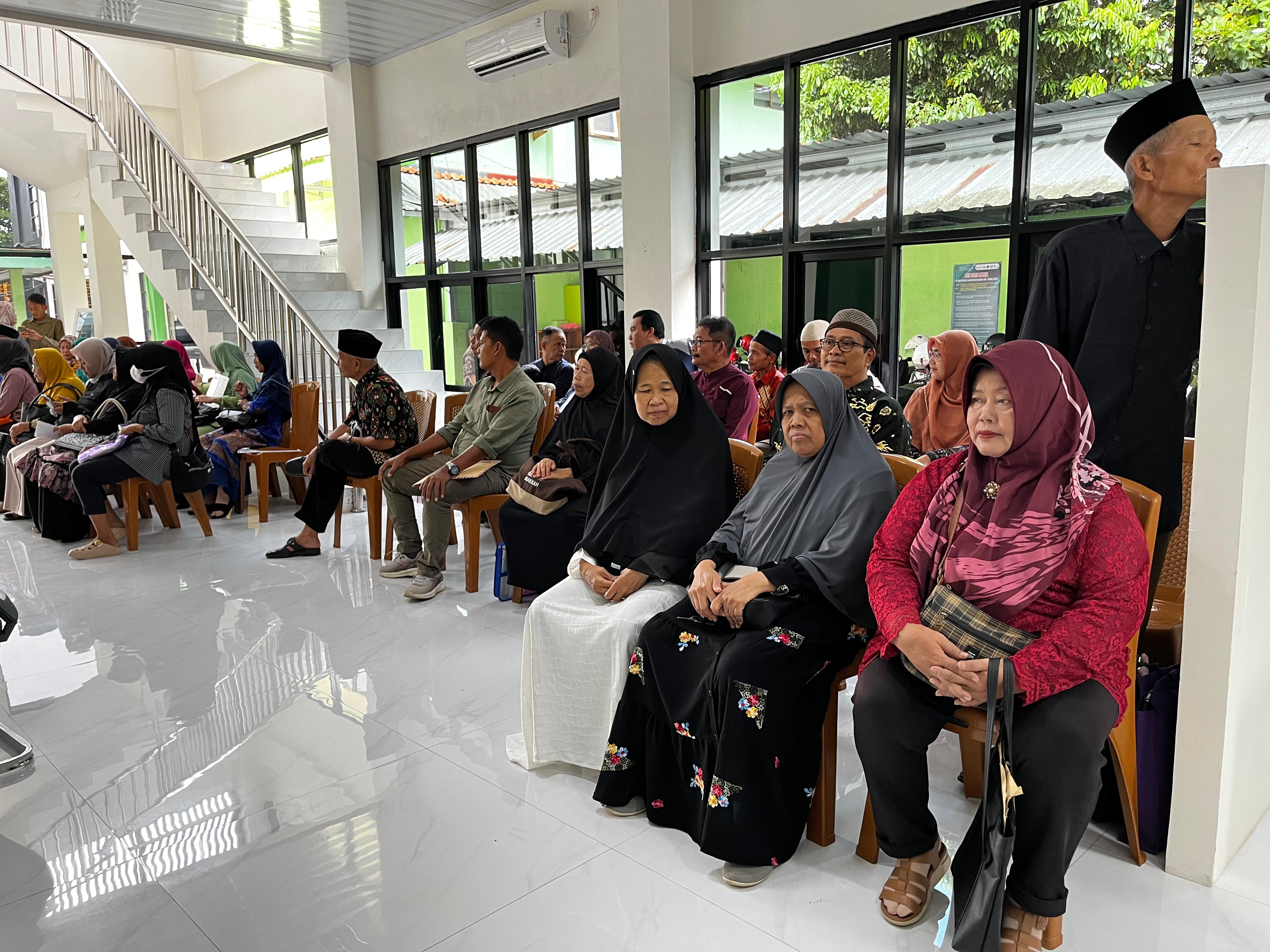 Calon jemaah haji 2026 sedang membuat paspor di Kemenag Purbalingga