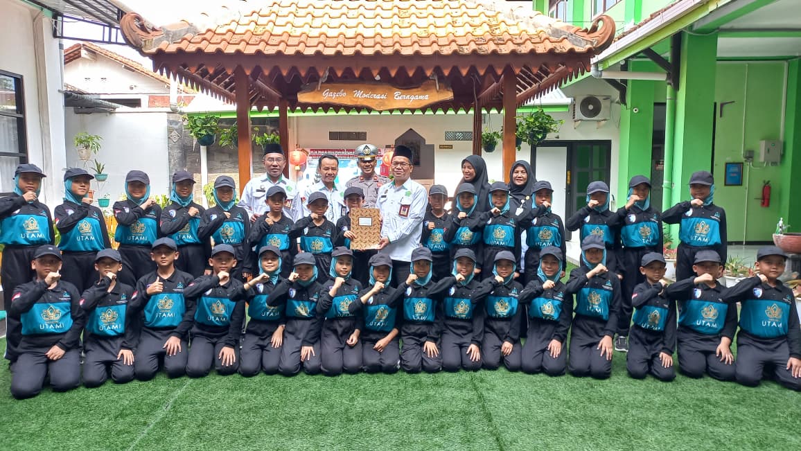 Pelepasan kontingen Pocil Polda Jateng dari MI Istiqomah Sambas Purbalingga