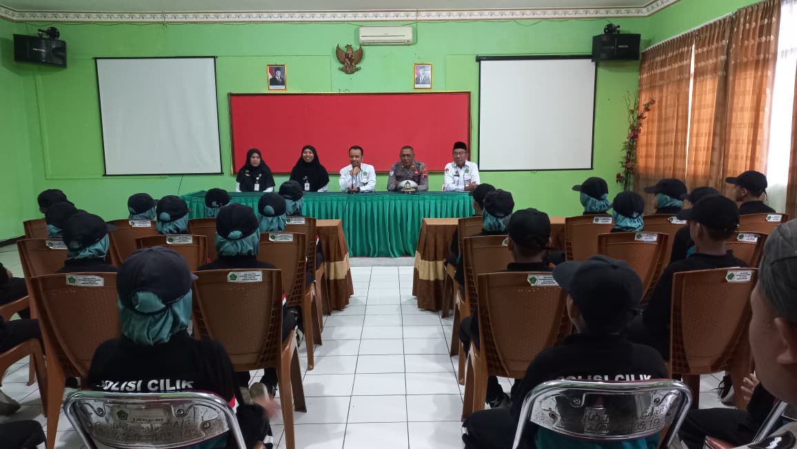Kasi Pendidikan Madrasah Sudiono memberikan doa dan dukungan kepada kontingen pocil MI Sambas