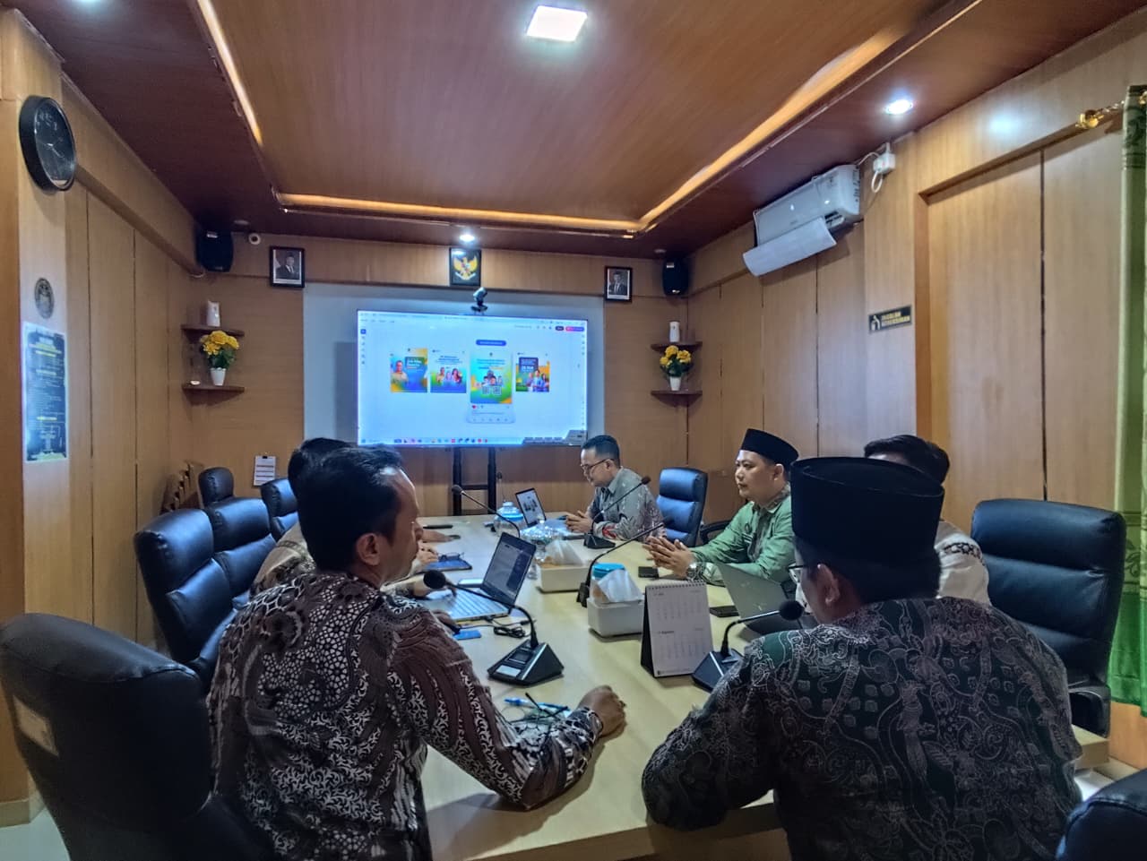 Rapat koordinasi Tim Kreatif terkait publikasi media sosial