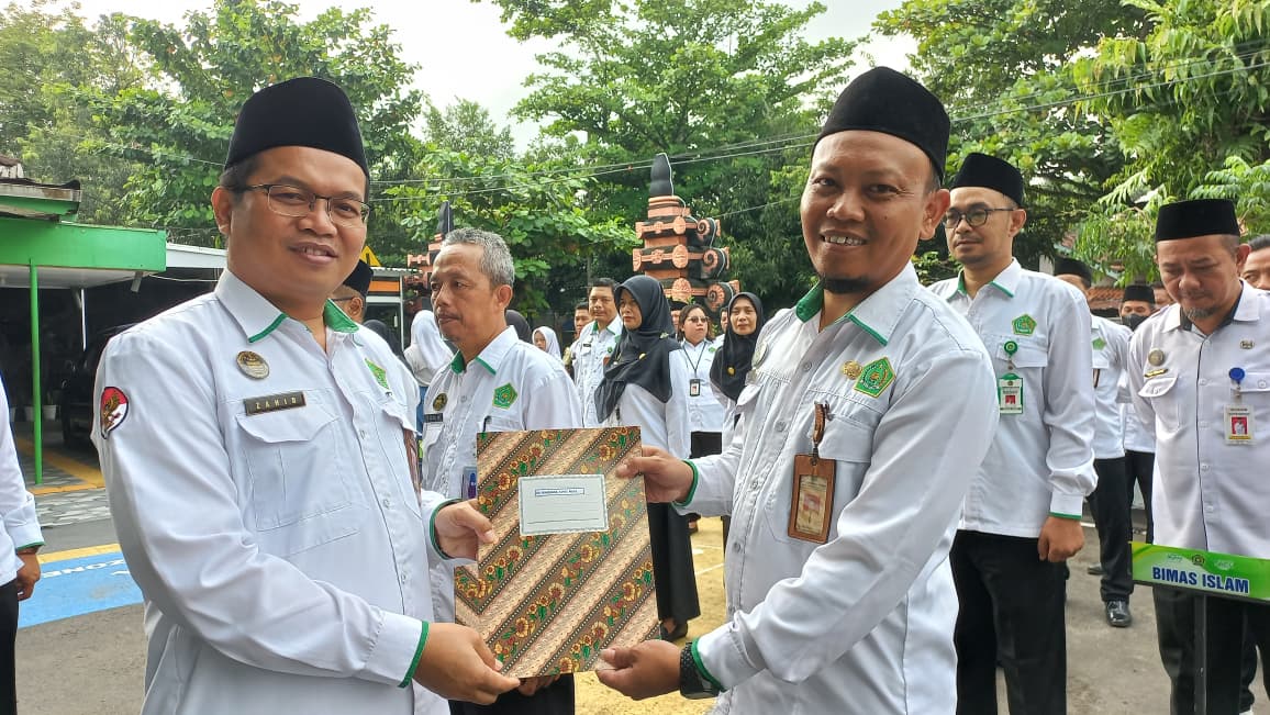Penyerahan SK Plt Kepala Madrasah