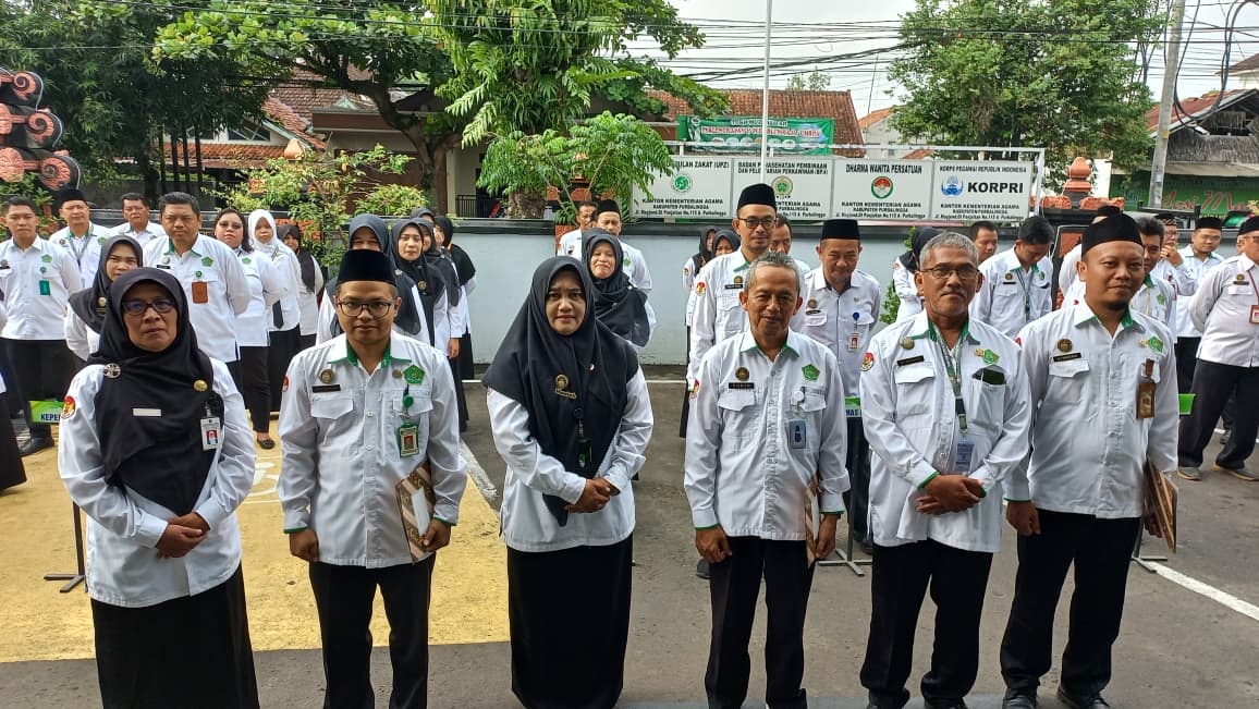 Penyerahan SK Plt. Kepala Madrasah Kemenag Purbalingga