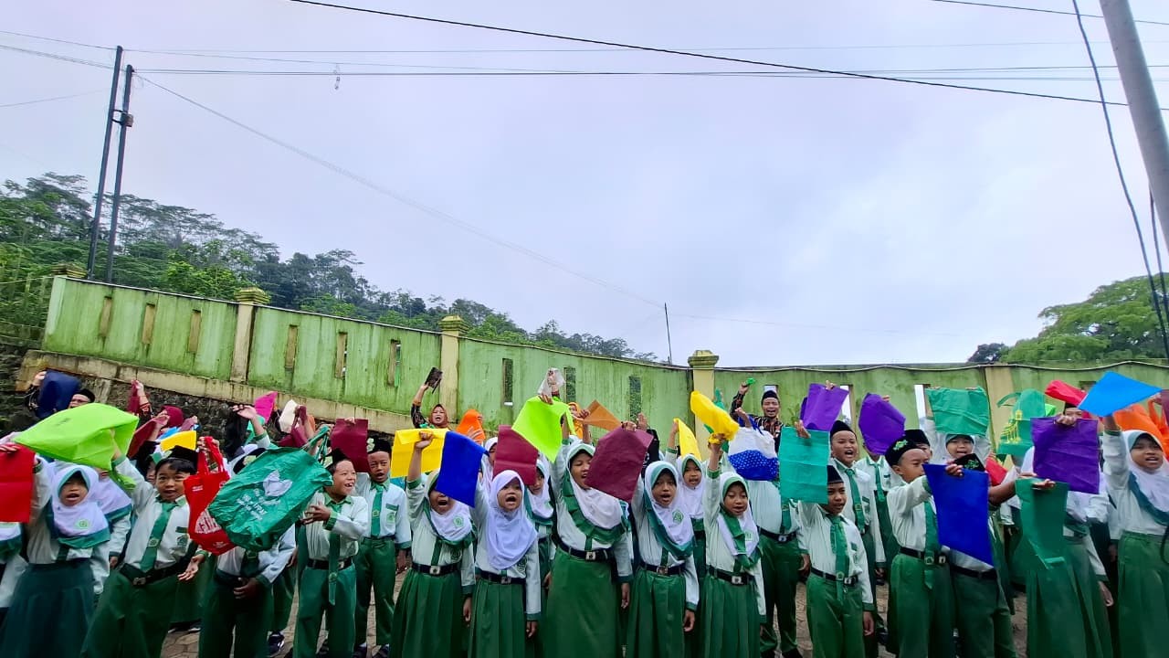Madrasah tanpa sampah dan tempat sampah