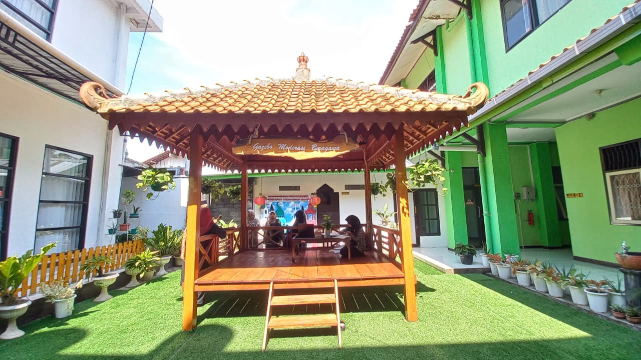 Dari gazebo moderasi itu mengalir
