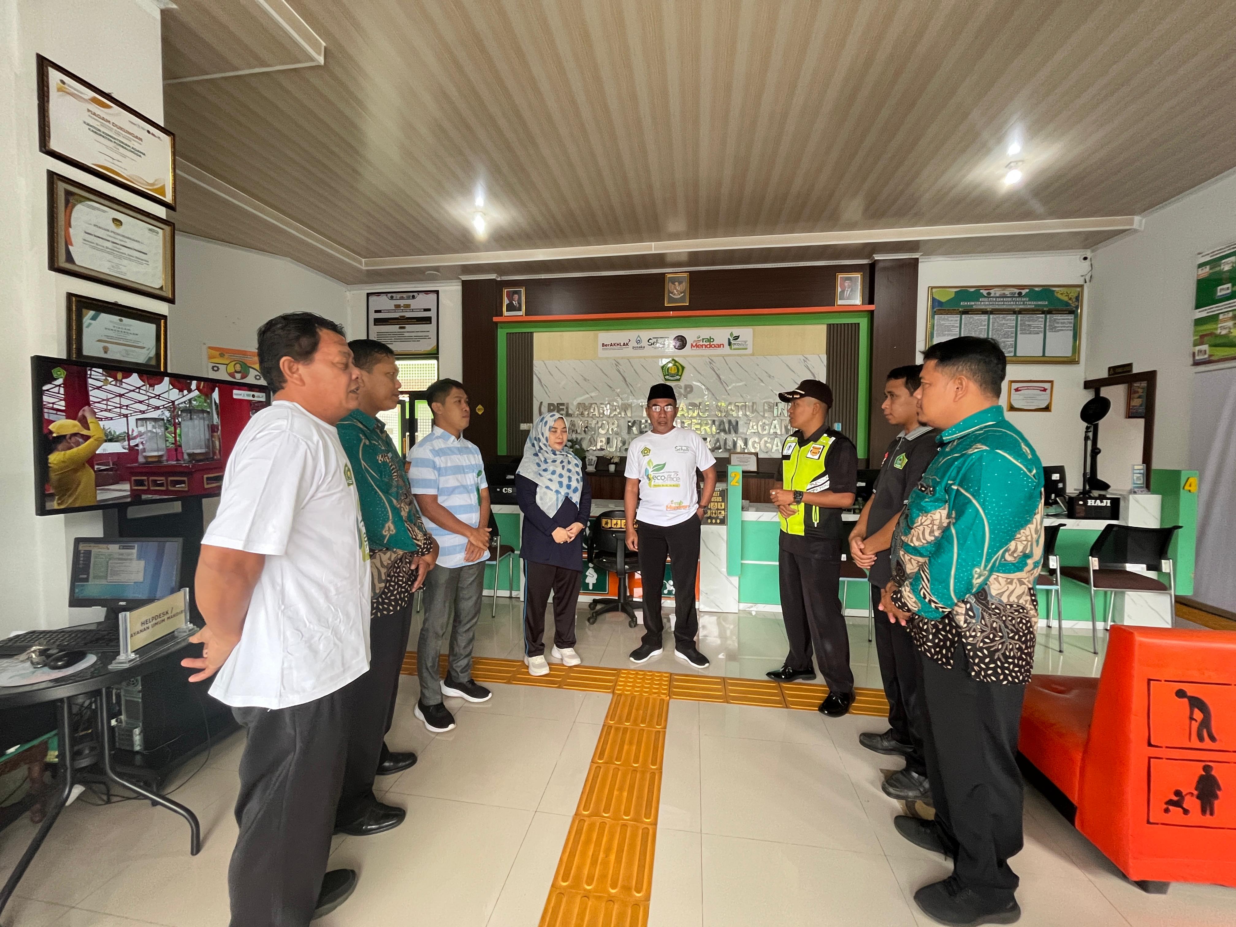 Briefing pagi PTSP Pelayanan Prima