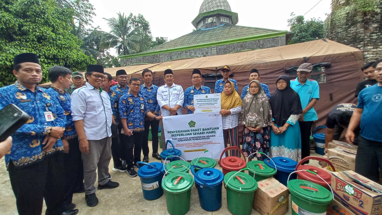 Kemenag Purbalingga salurkan bantuan ke warga terdampak Tanah Bergerak Maribaya Karanganyar