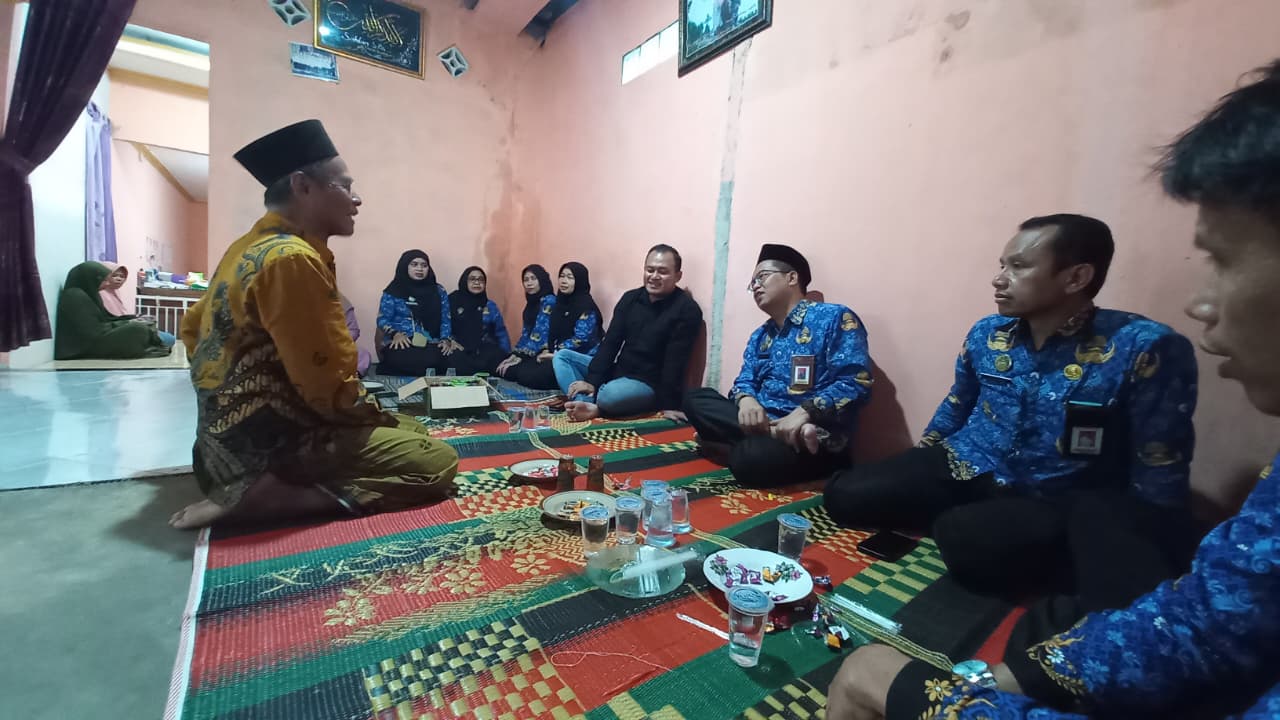 Kemenag Purbalingga takziyah ke rumah duka staf KUA Kutasari