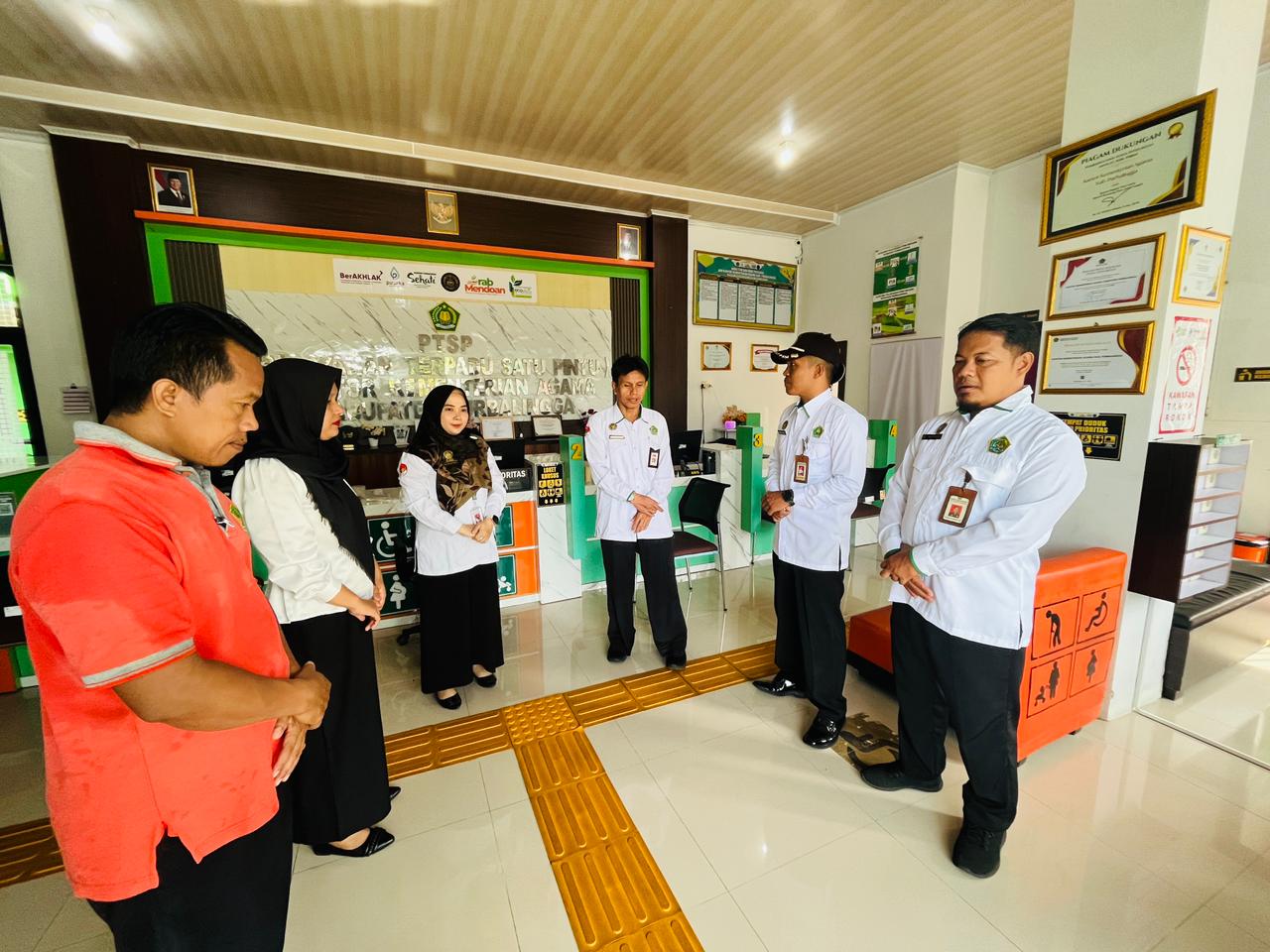 Briefing pagi petugas PTSP Kemenag Purbalingga