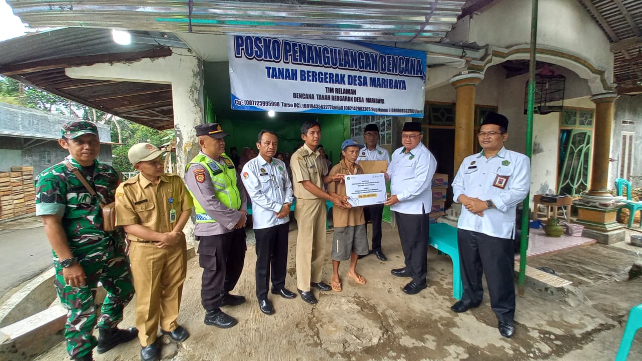 Penyerahan bantuan Kanwil Kemenag Jateng ke bencana Maribaya