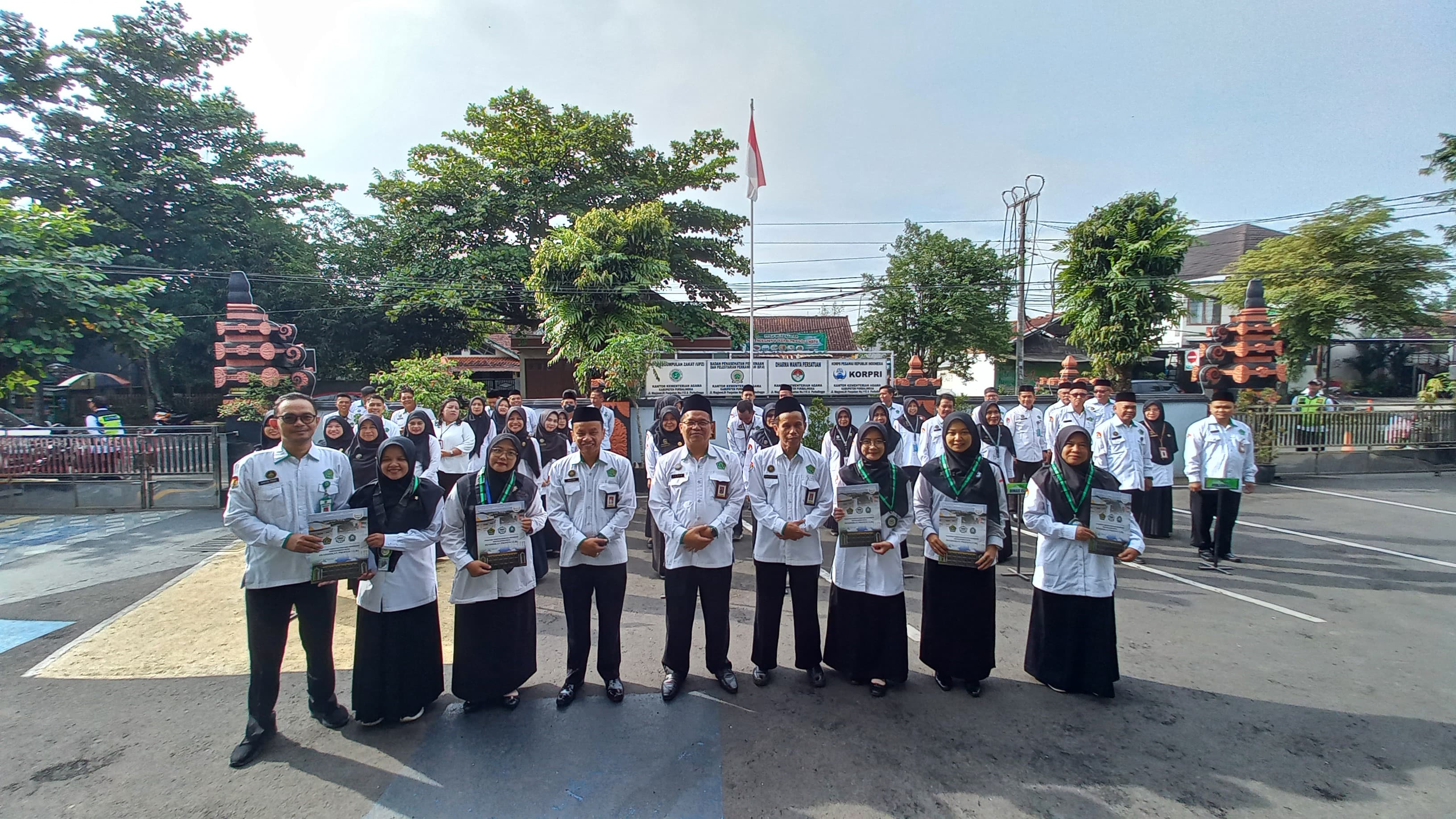 Apel pagi penyerahan sertifikat pendidik