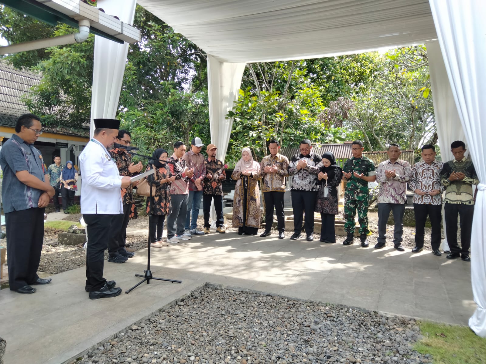 Layanan petugas doa ziarah makam leluhur
