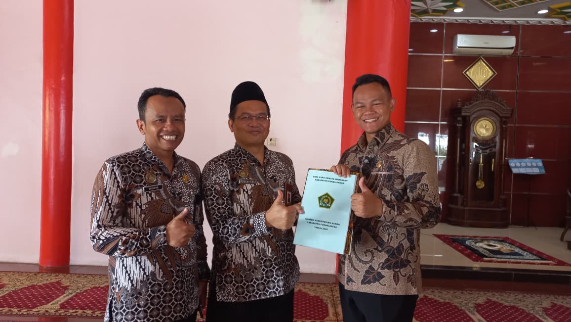 Penyerahan data guru swasta ke Bupati