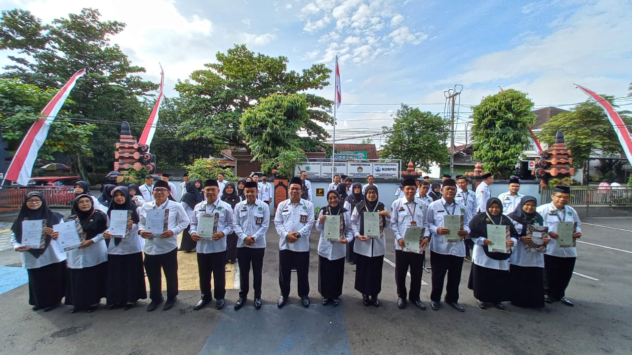 Penyeraha SK Kenaikan Pangkat saat apel Senin pagi