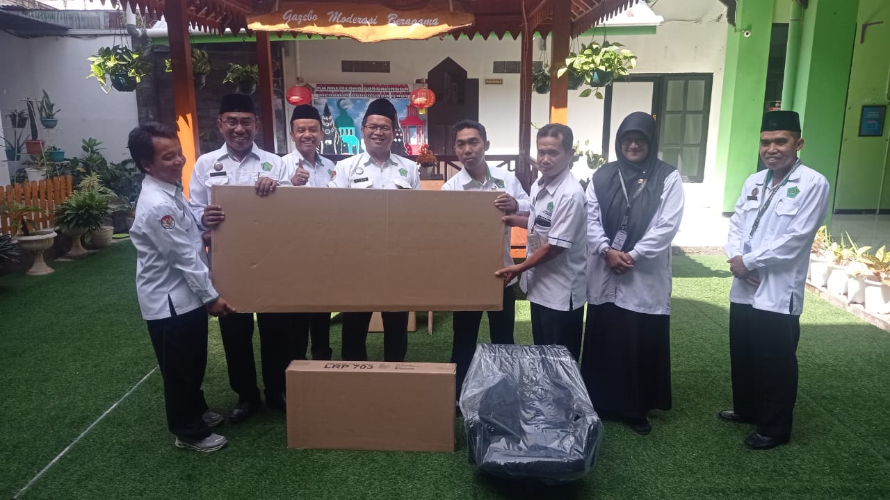 Penyerahan bantuan sarpras dari Kanwil ke KUA