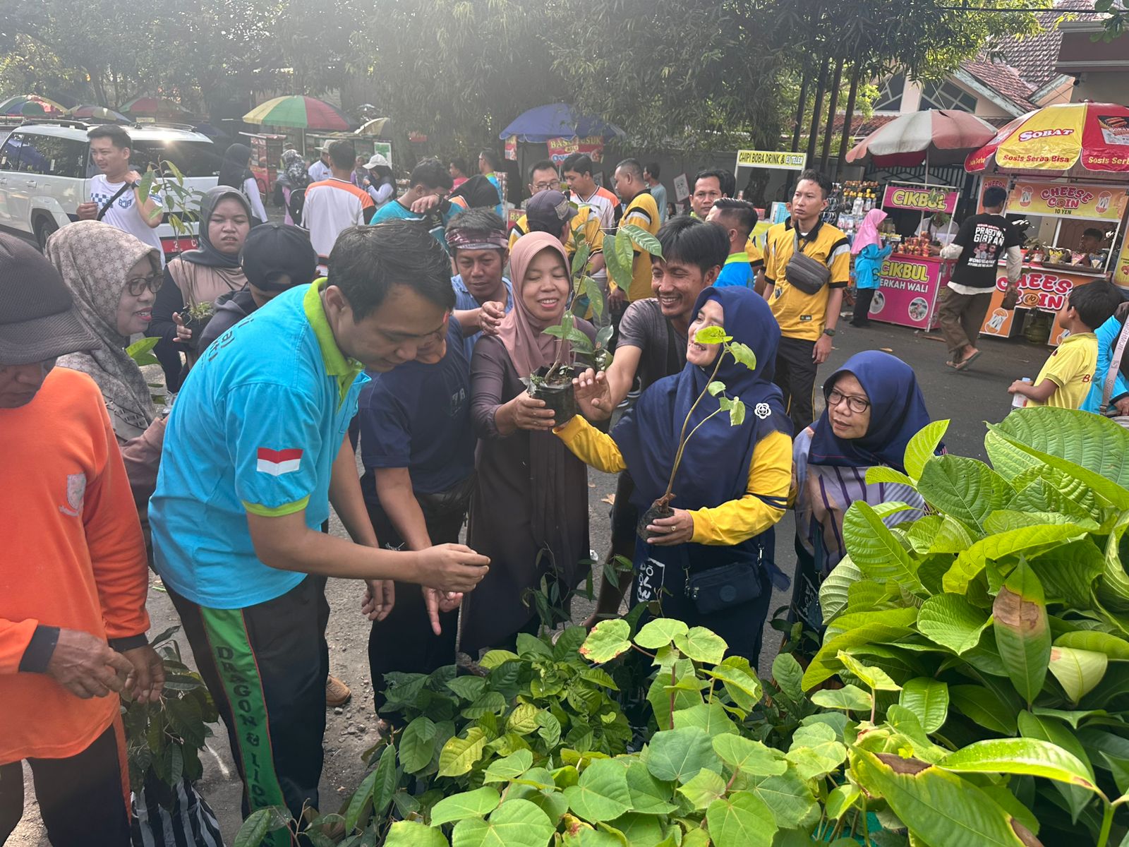 Bagi ribuan bibit pohon ekoteologi