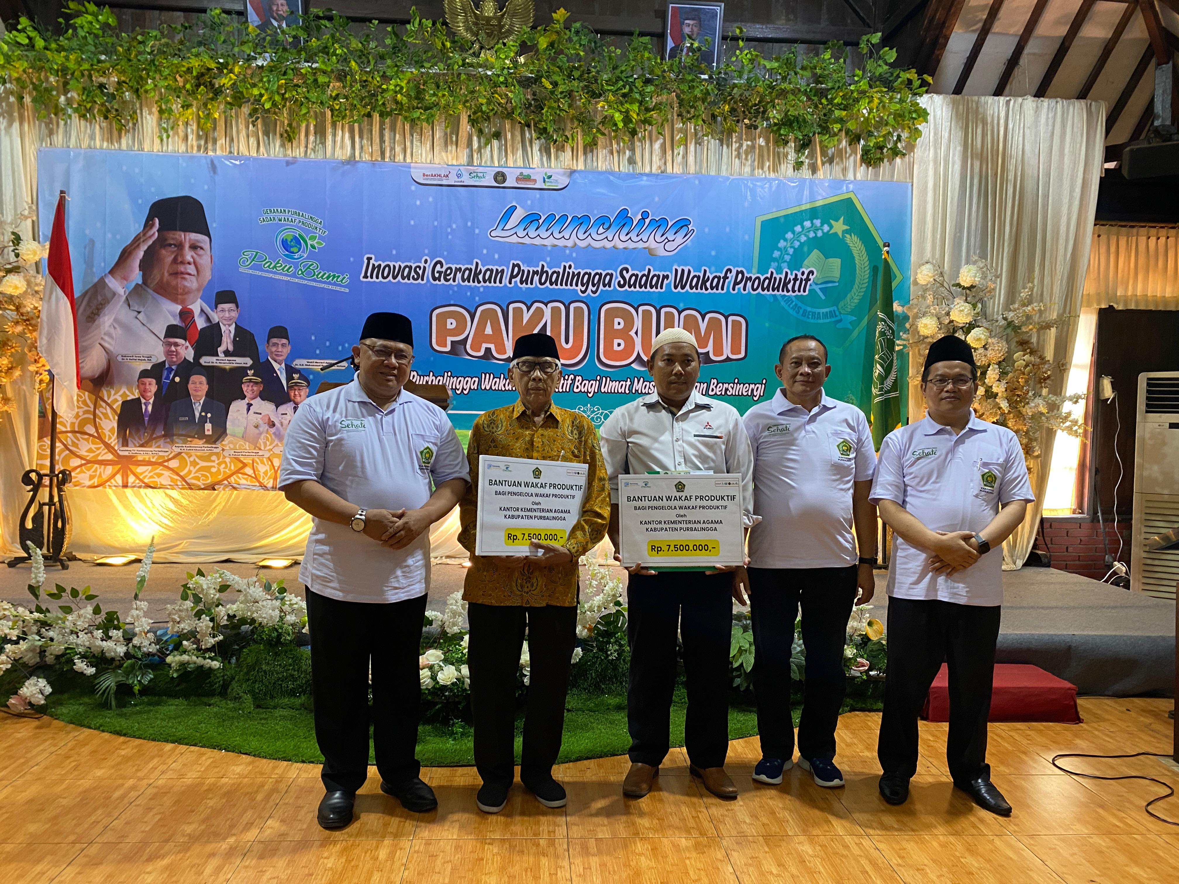 Kankemenag Purbalingga serahkan bantuan wakaf produktif kepada masjid