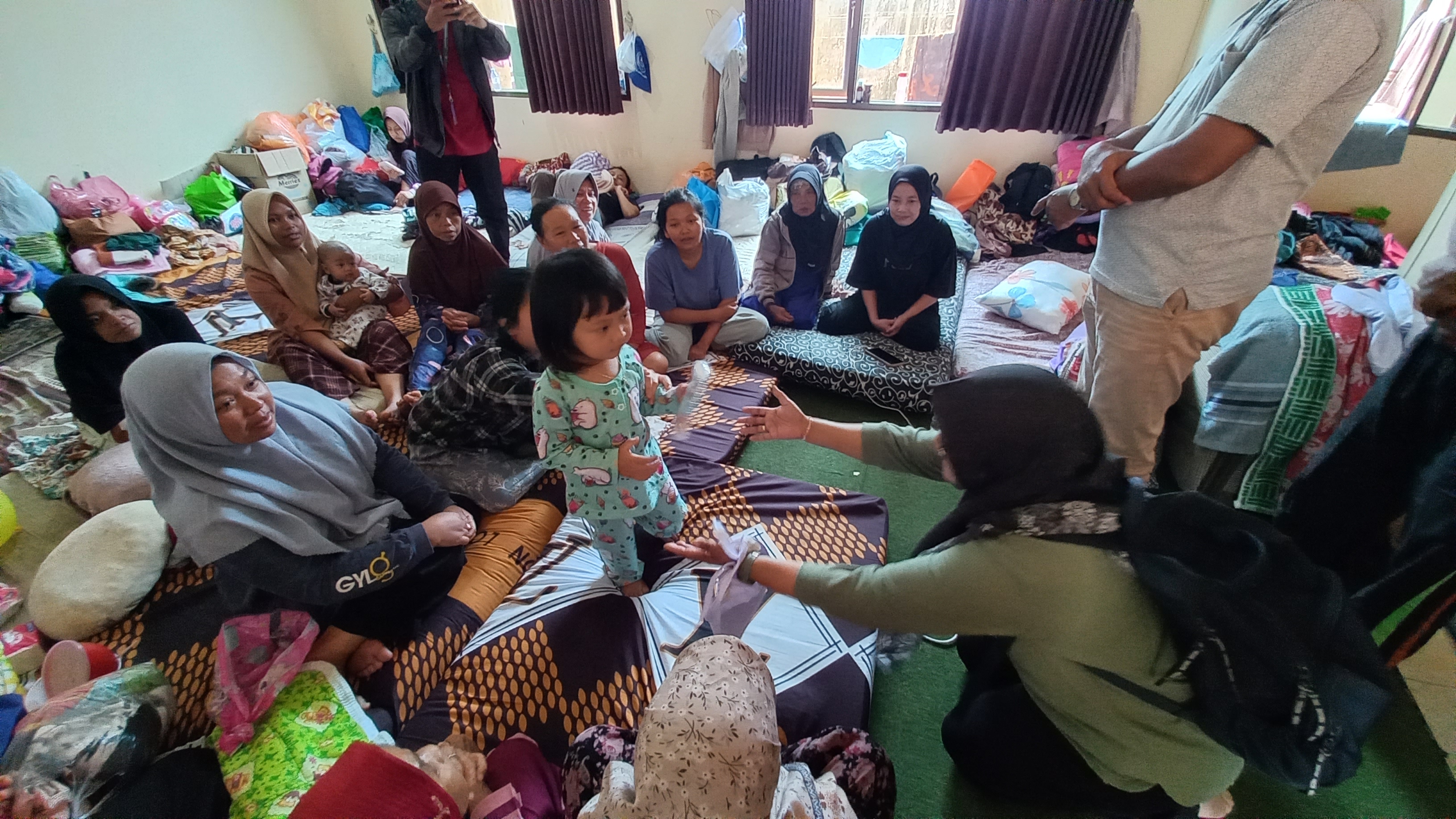 Kemenag Purbalingga salurkan bantuan mushaf Al Quran untuk warga terdampak banjir bandang